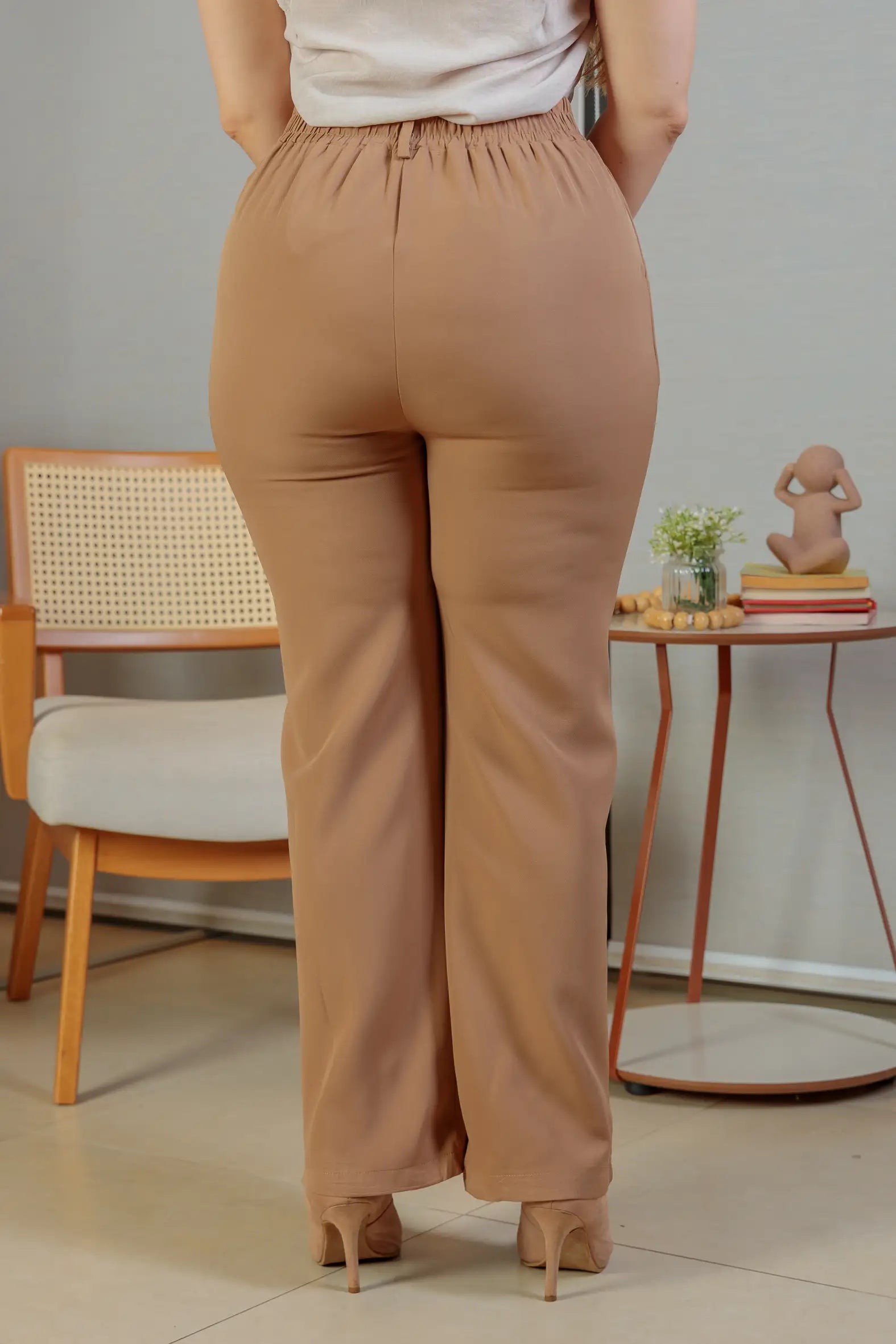 Calça Pantalona Crepe Milano Detalhe Botão Encapado Elena Marrom