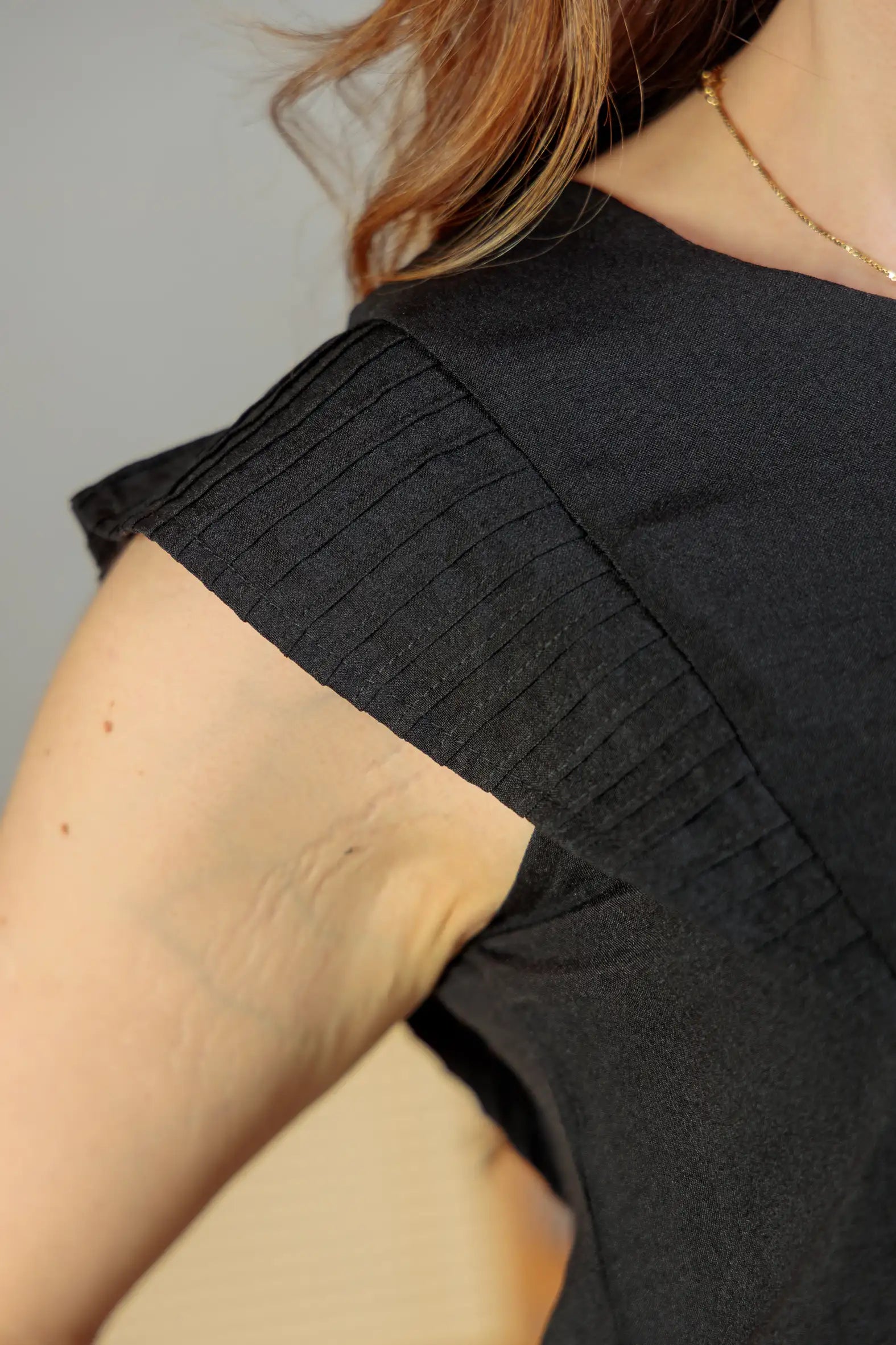 Blusa Regata Detalhe Babado Visco Essenza Maísa Preta