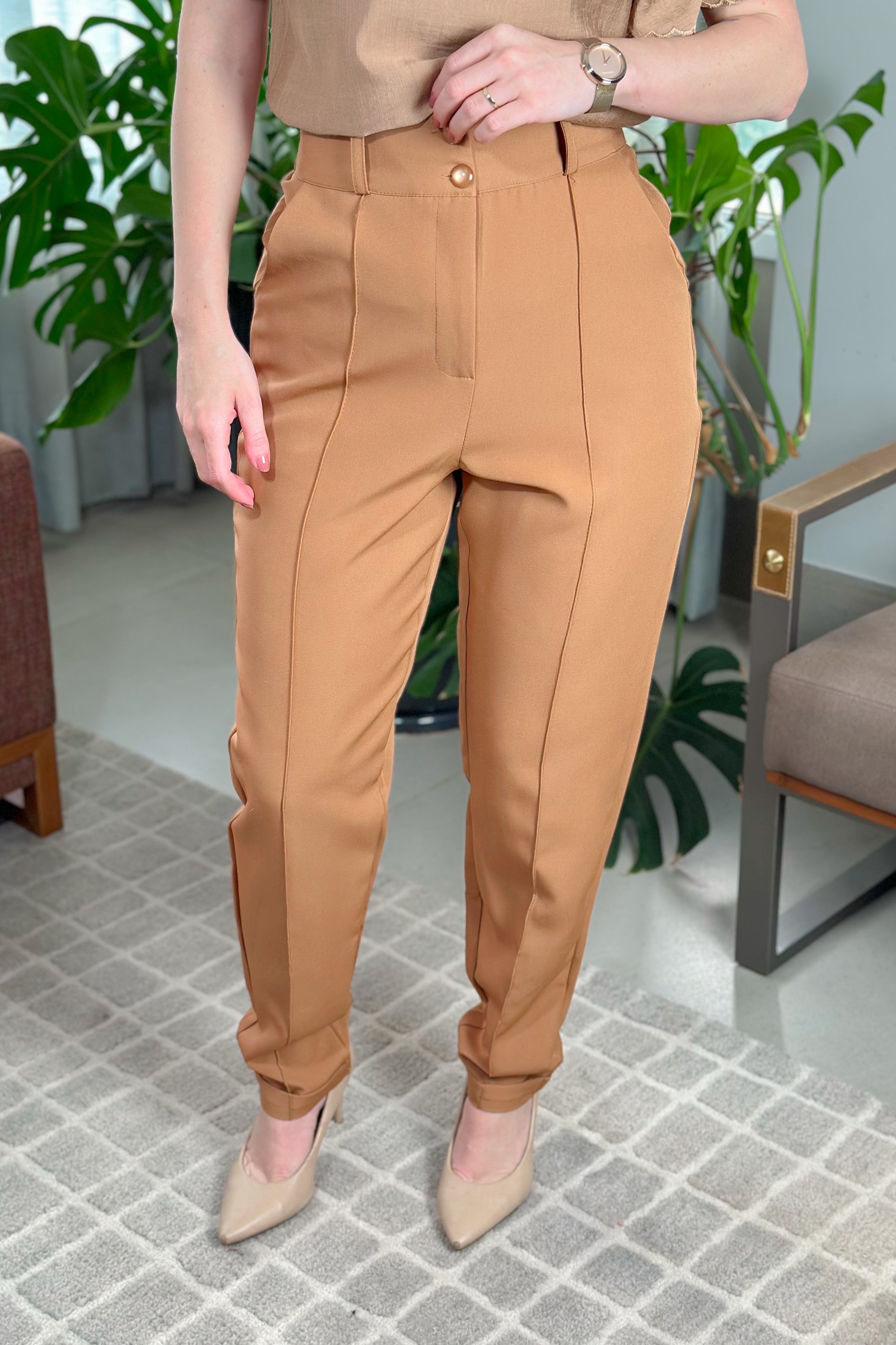Calça Corte Reto Alfaiataria Botão Duplo Pietra Marrom