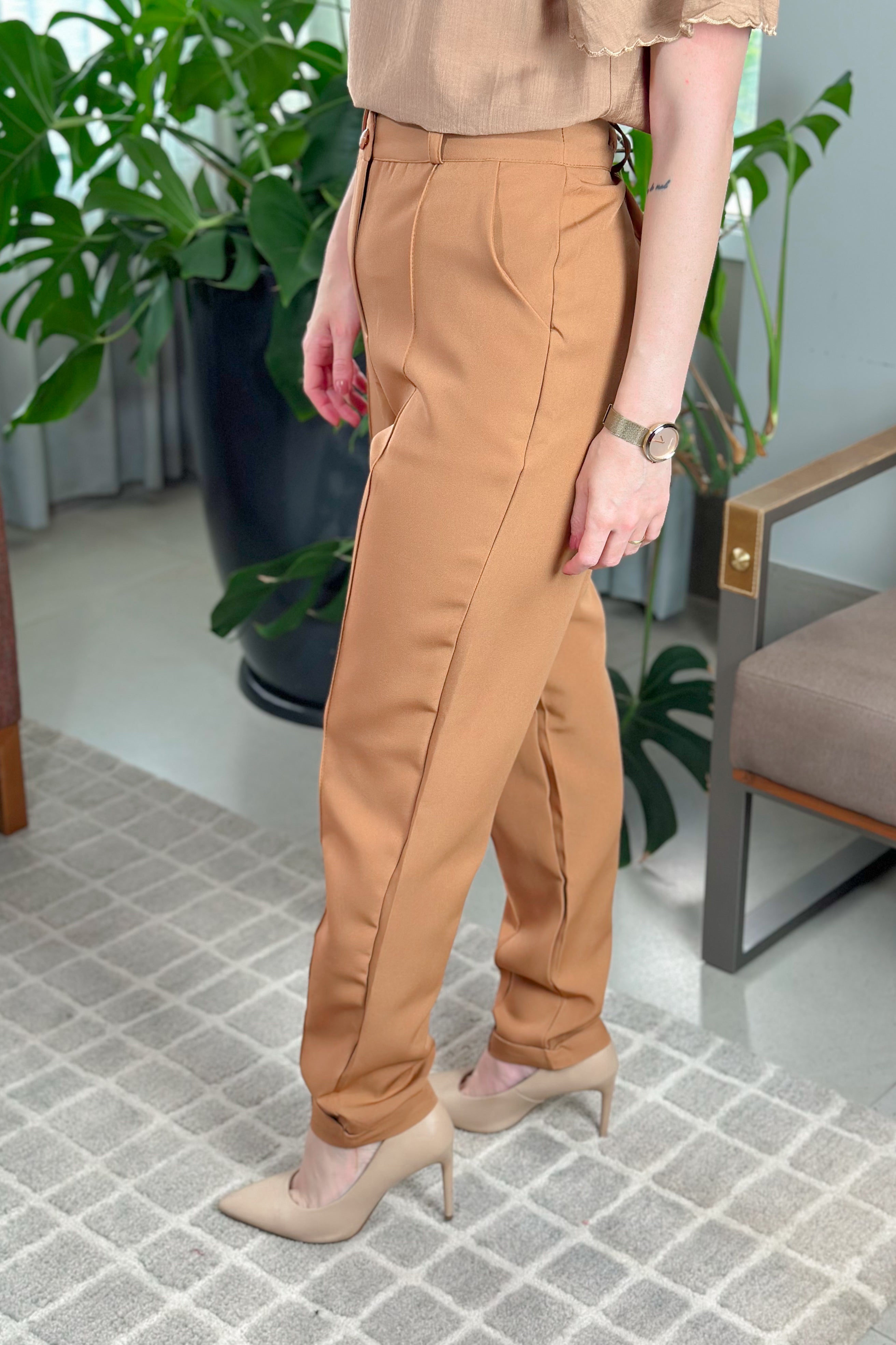 Calça Corte Reto Alfaiataria Botão Duplo Pietra Marrom
