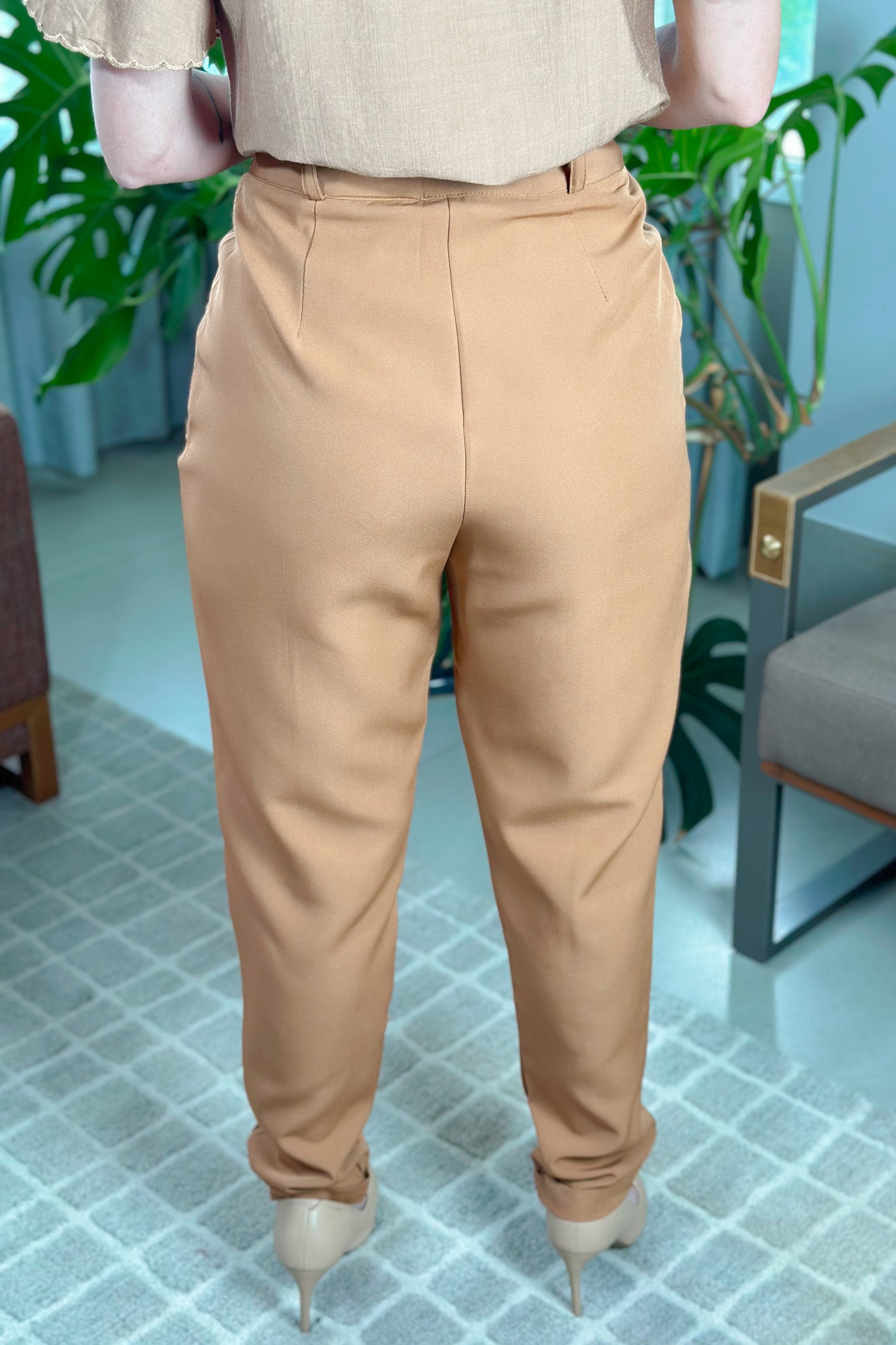 Calça Corte Reto Alfaiataria Botão Duplo Pietra Marrom