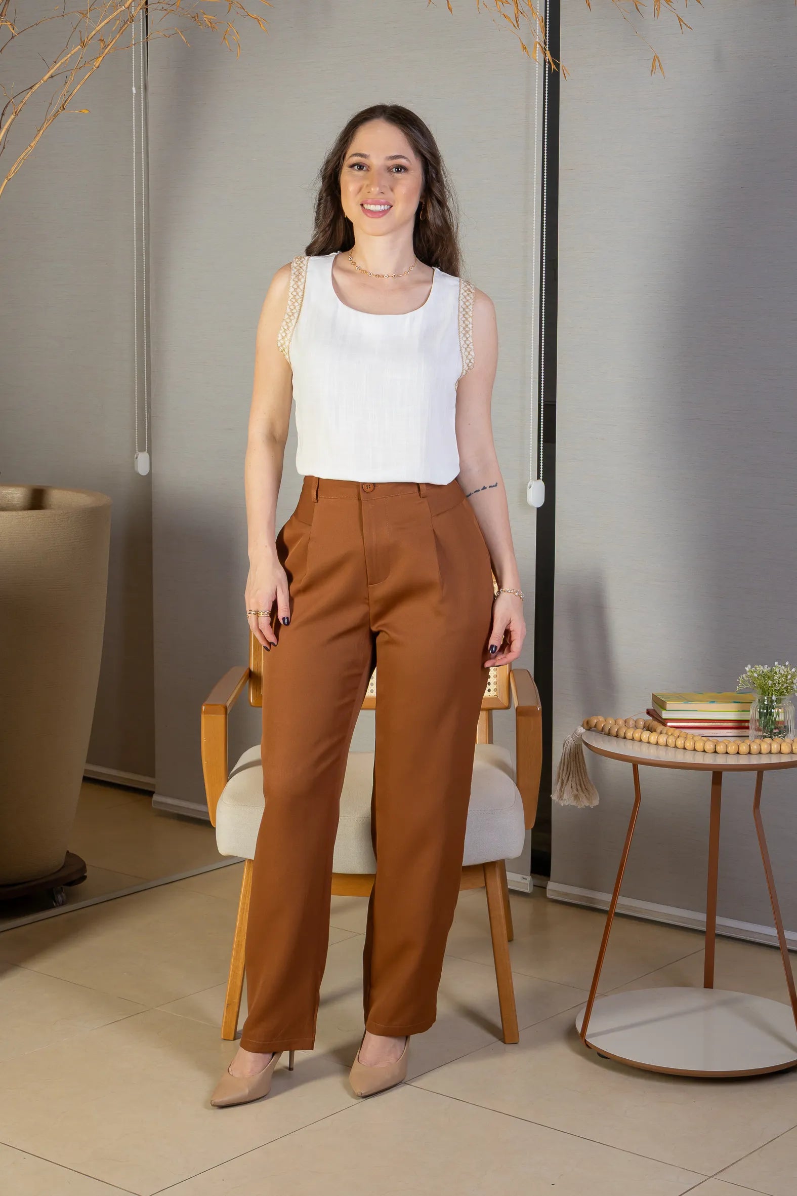 Conjunto: Blusa Regata Detalhe Bordado Visco-linho Ana Maria Braga Branca + Calça Corte Reto Alfaiataria Detalhe Bolso Adriana Esteves Marrom