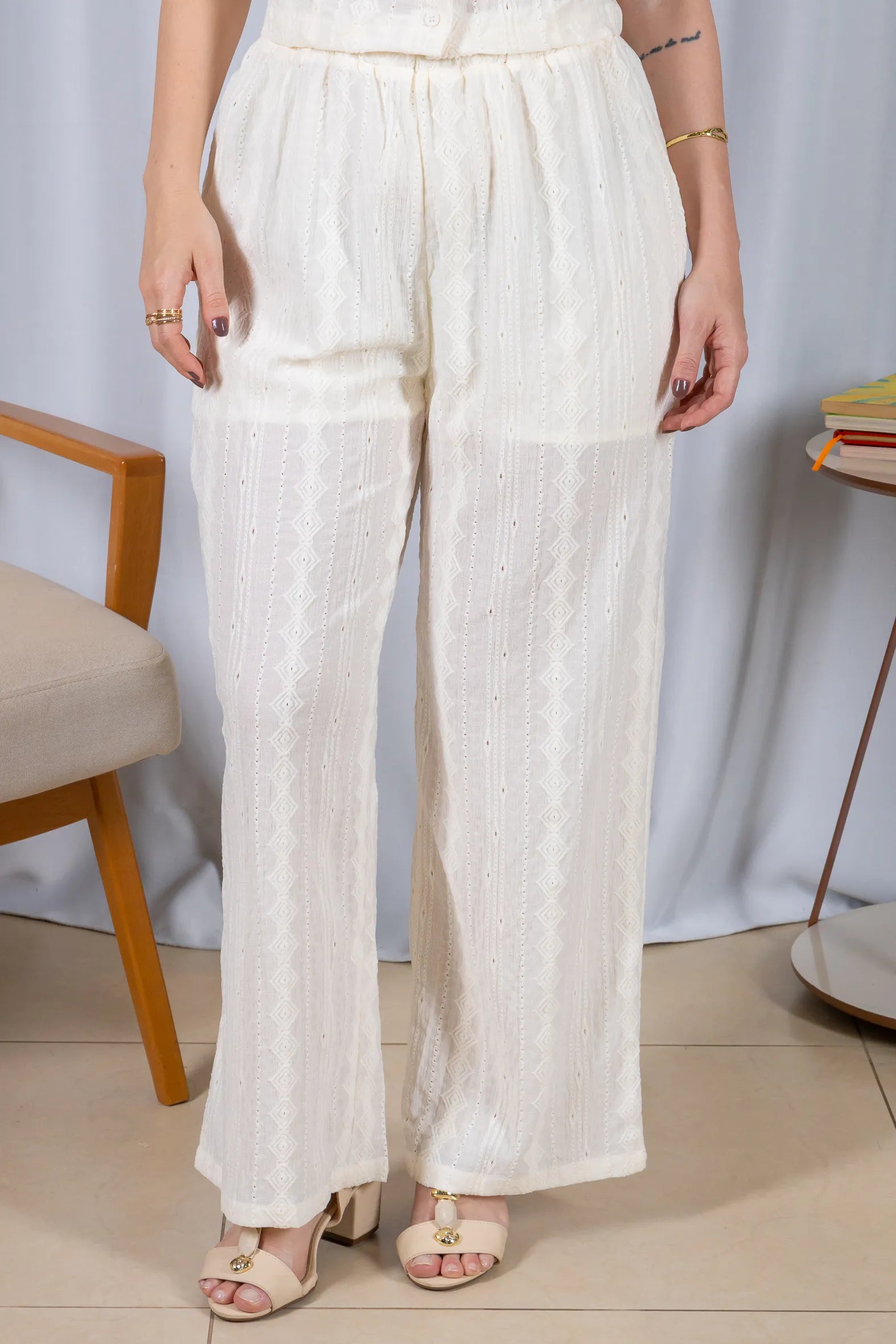Calça Pantalona Bordado e Cós com Elástico Carla Crepe Soft Off White