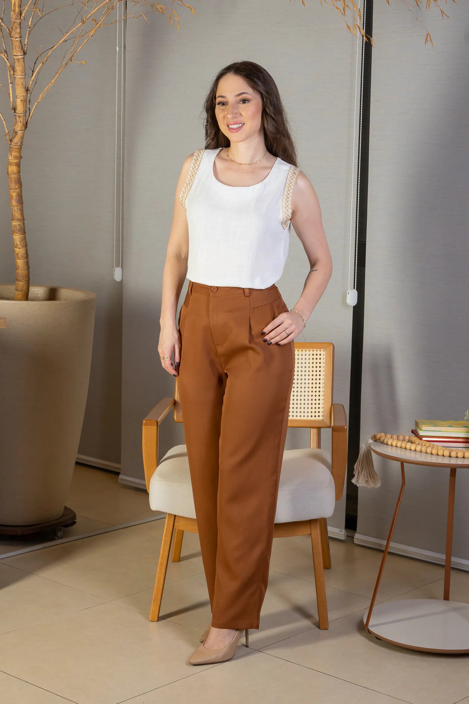 Conjunto: Blusa Regata Detalhe Bordado Visco-linho Ana Maria Braga Branca + Calça Corte Reto Alfaiataria Detalhe Bolso Adriana Esteves Marrom