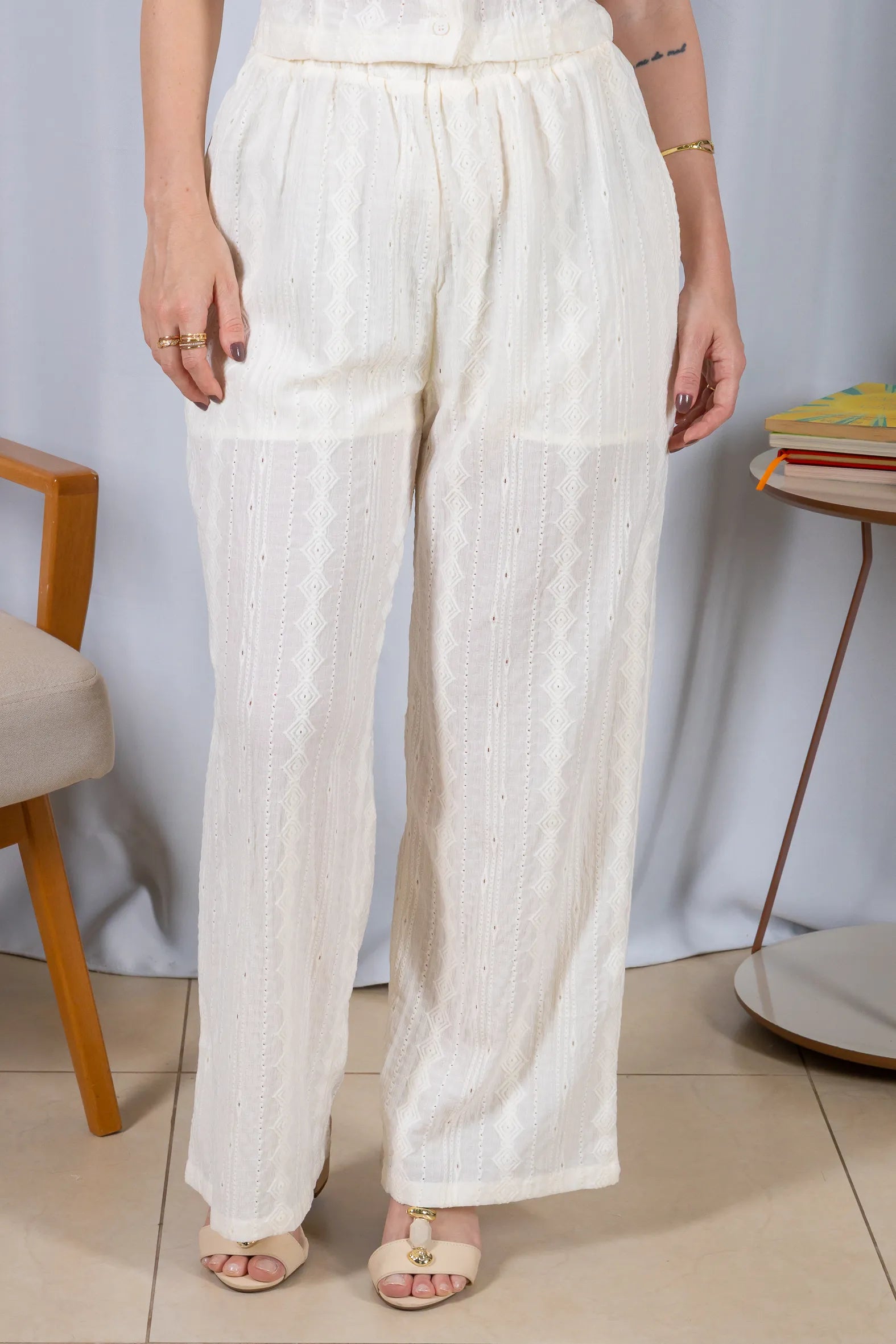 Calça Pantalona Bordado e Cós com Elástico Carla Crepe Soft Off White