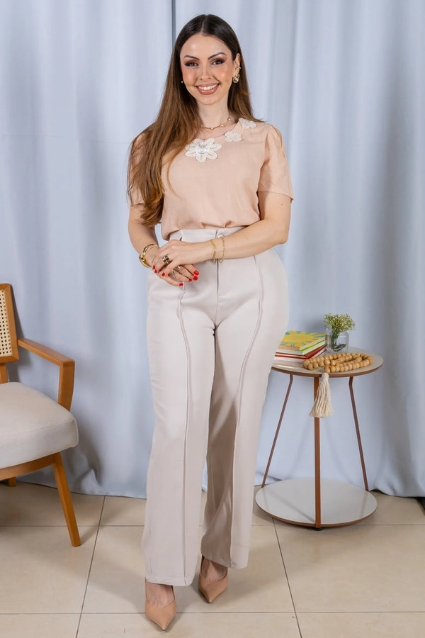 Conjunto: Blusa Manga Curta Colo Bordado Flores Visco Linho Elaine Rosê + Calça Pantalona Alfaiataria Botão Encapado Margareth Creme