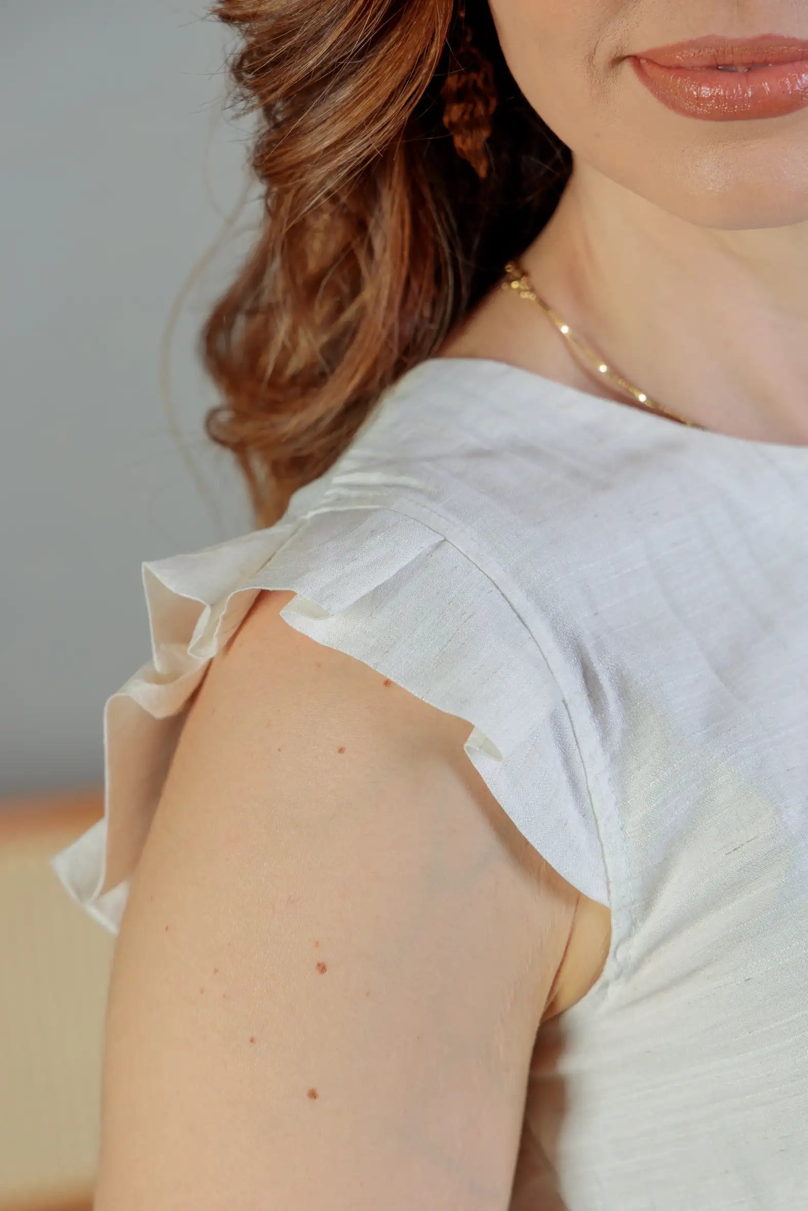 Blusa Babados Manga Detalhe Botão Visco Brise Yara Branca