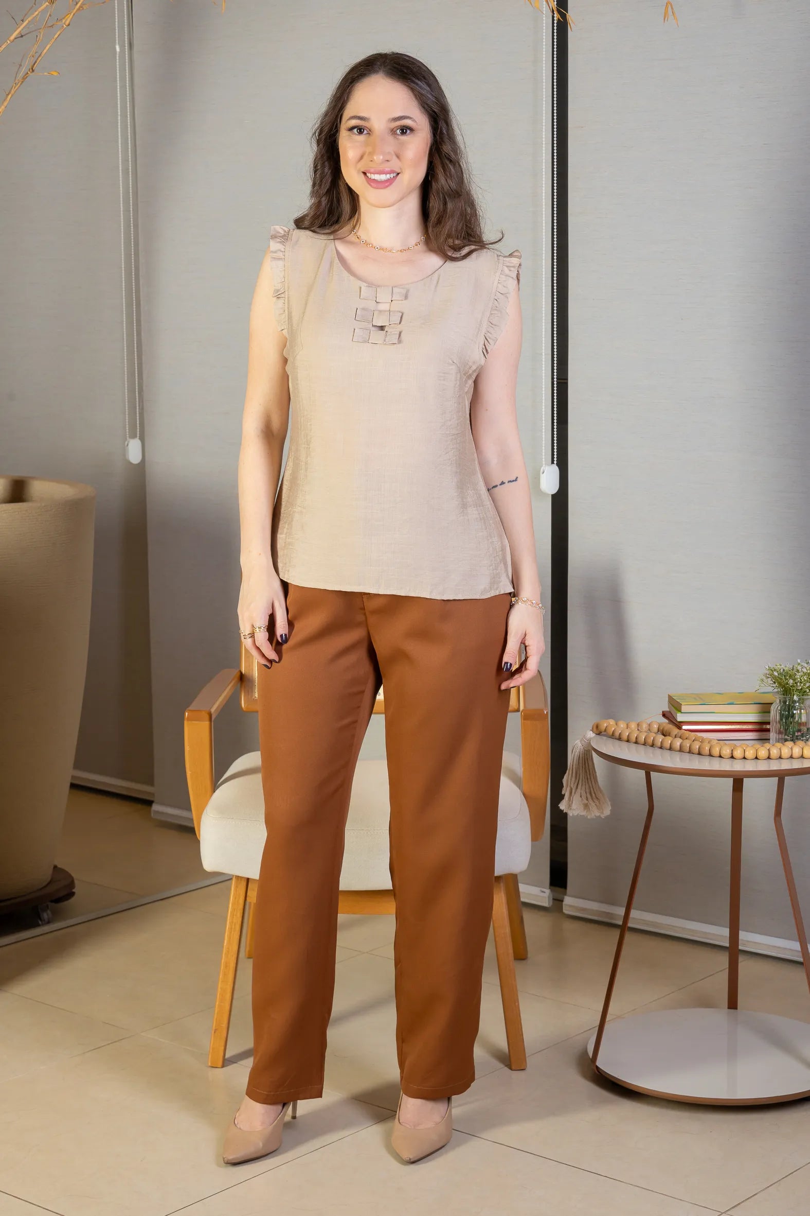 Conjunto: Blusa Regata Detalhe Laços Poli-linho Sandy Lima Bege + Calça Corte Reto Alfaiataria Detalhe Bolso Adriana Esteves Marrom