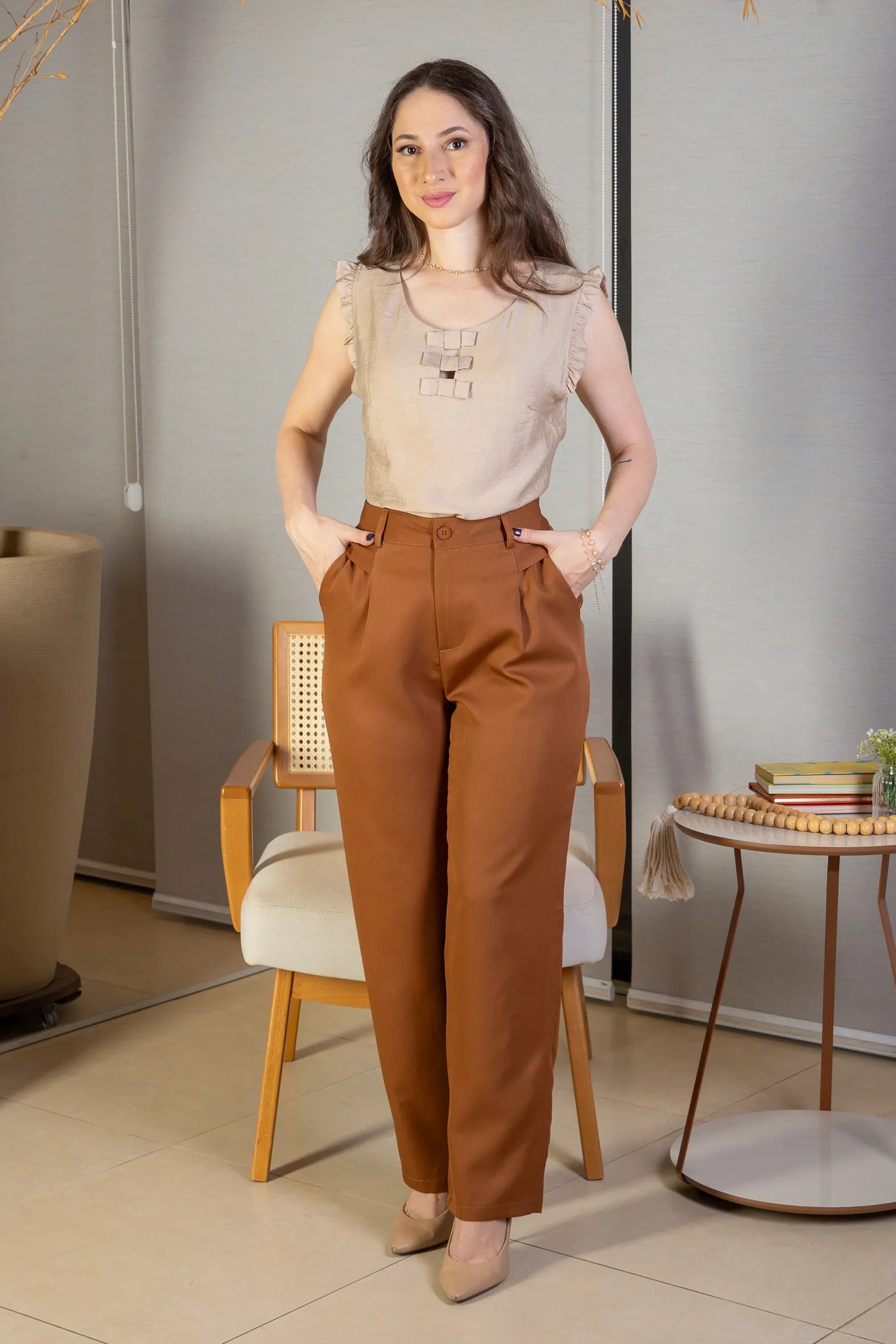 Conjunto: Blusa Regata Detalhe Laços Poli-linho Sandy Lima Bege + Calça Corte Reto Alfaiataria Detalhe Bolso Adriana Esteves Marrom
