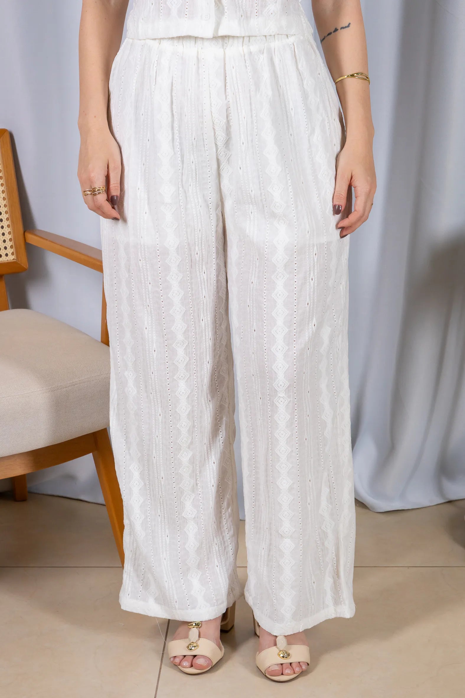 Calça Pantalona Bordado e Cós com Elástico Crepe Soft Carla Branco