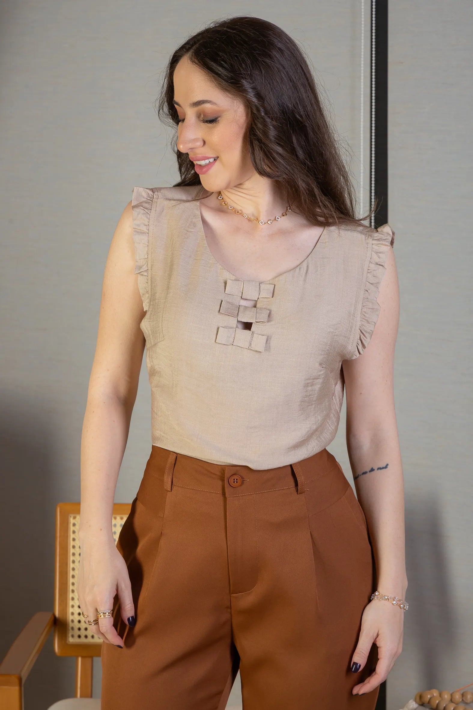 Blusa Regata Detalhe Laços Poli-linho Sandy Lima Bege