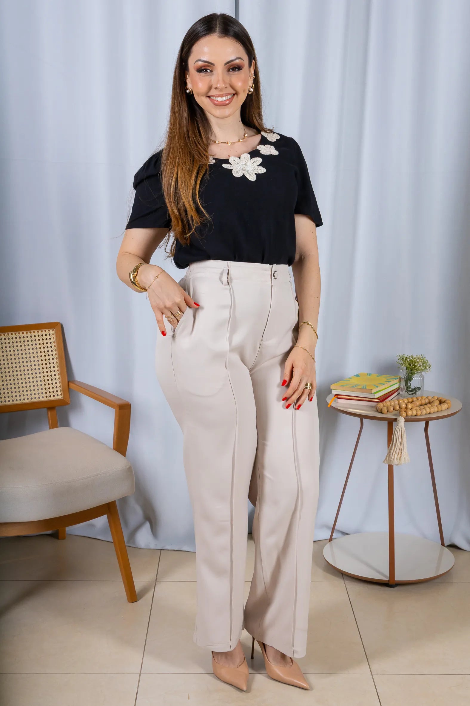 Blusa Manga Curta Colo Bordado Flores Visco Linho Elaine Preta