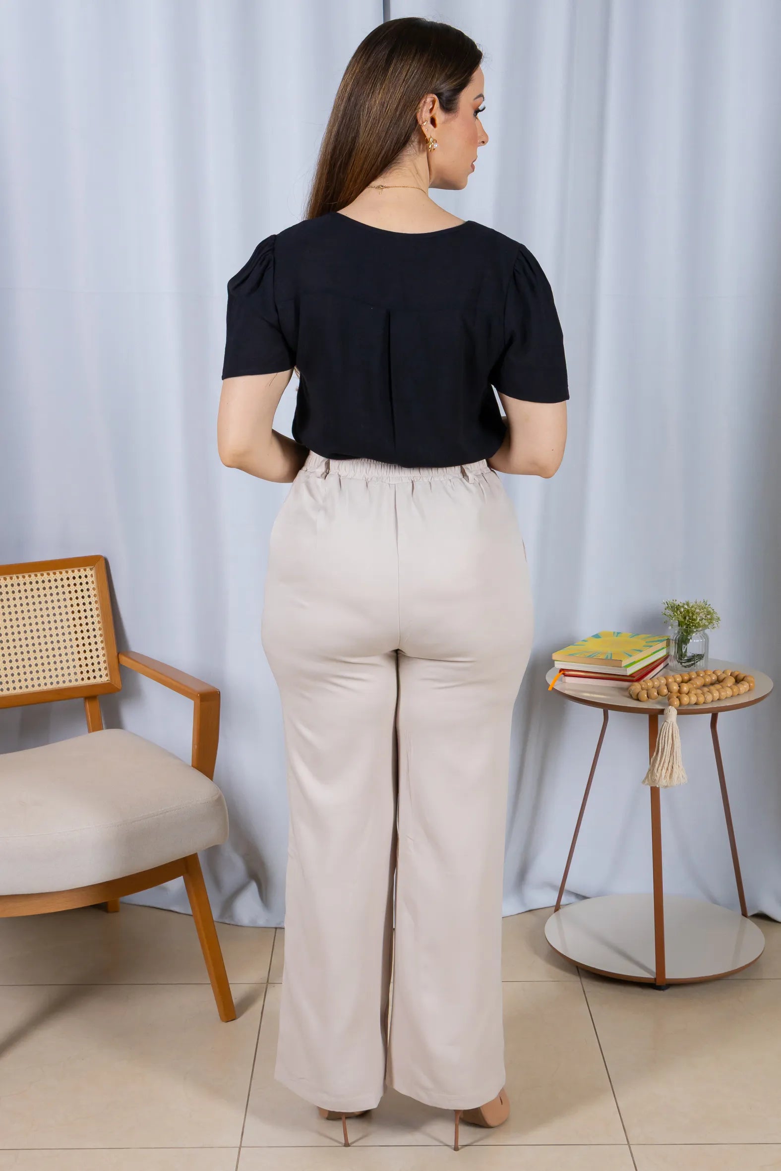 Blusa Manga Curta Colo Bordado Flores Visco Linho Elaine Preta