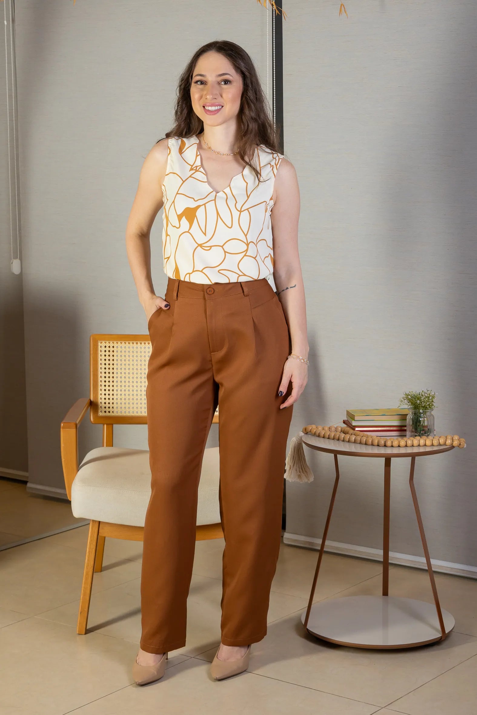 Conjunto: Blusa Regata Detalhe Decote Crepe Classic Estampada Hebe Camargo Creme + Calça Corte Reto Alfaiataria Detalhe Bolso Adriana Esteves Marrom