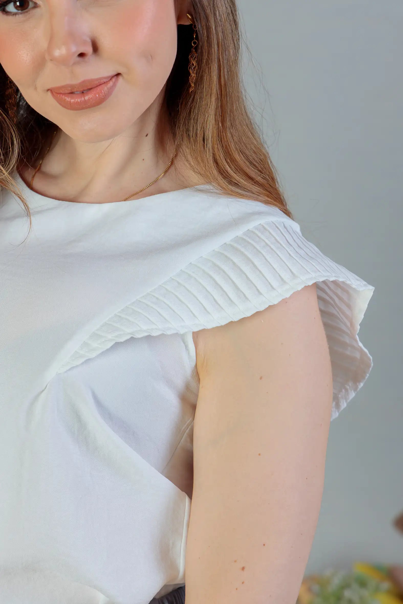 Blusa Regata Detalhe Babado Visco Essenza Maísa Branca