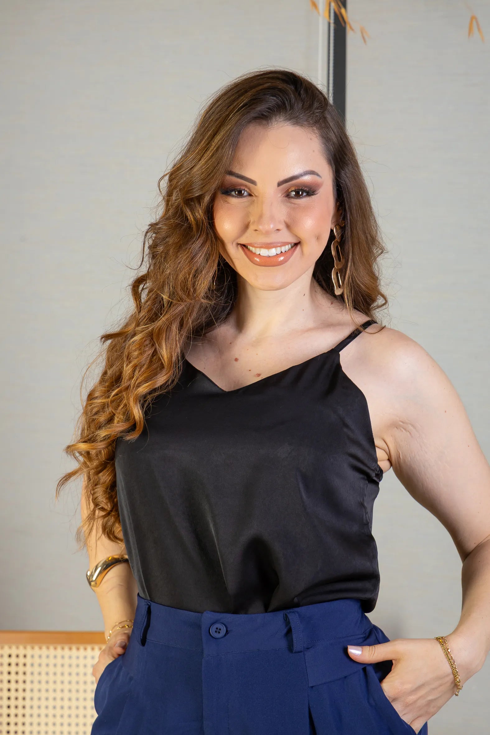 Blusa Regata Decote "V" Acetinada Fernanda Torres Preta
