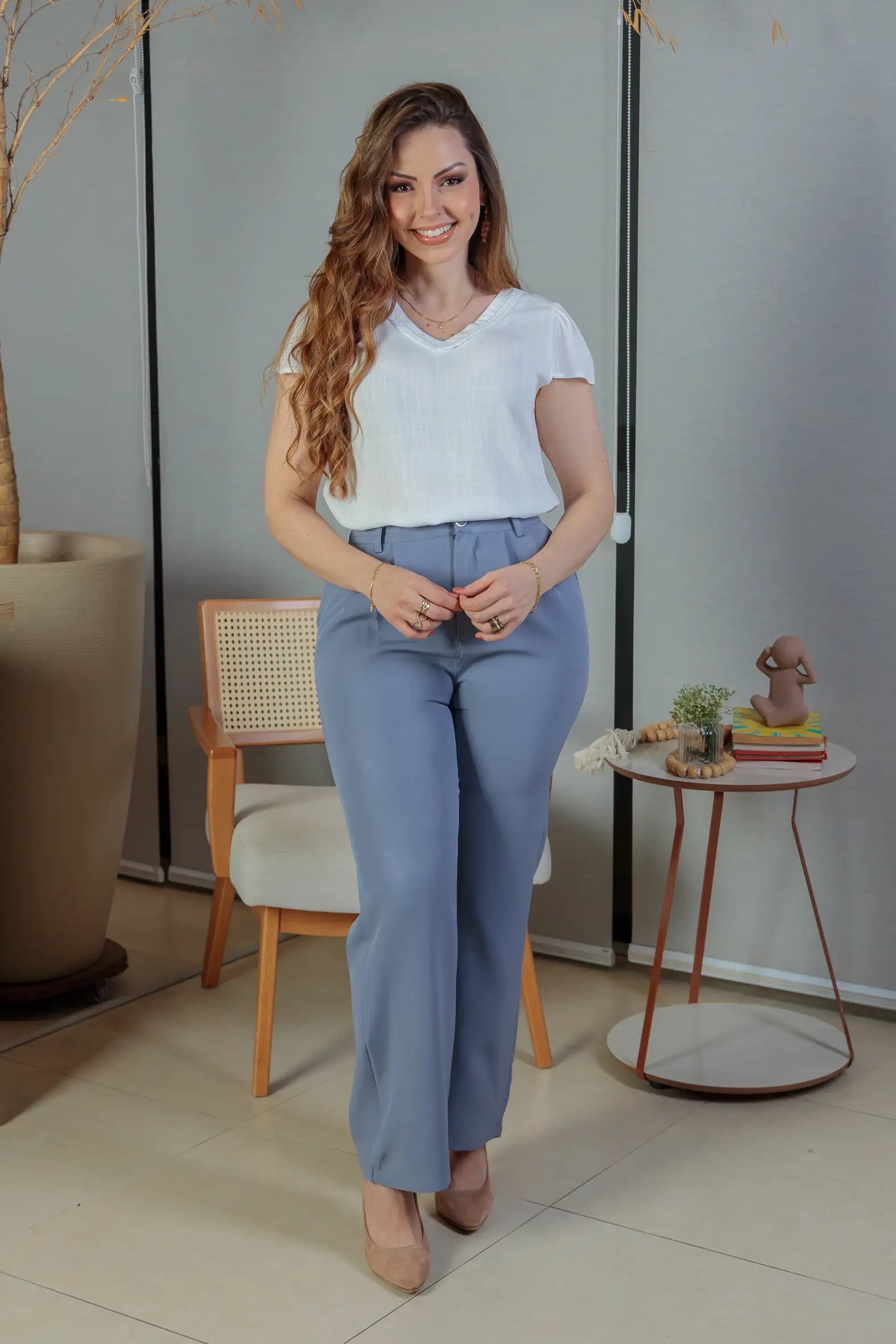 Conjunto: Blusa Manga Curta Detalhe Gola Trançada Visco-linho Leila Branca + Calça Pantalona Crepe Milano Detalhe Botão Encapado Elena Azul