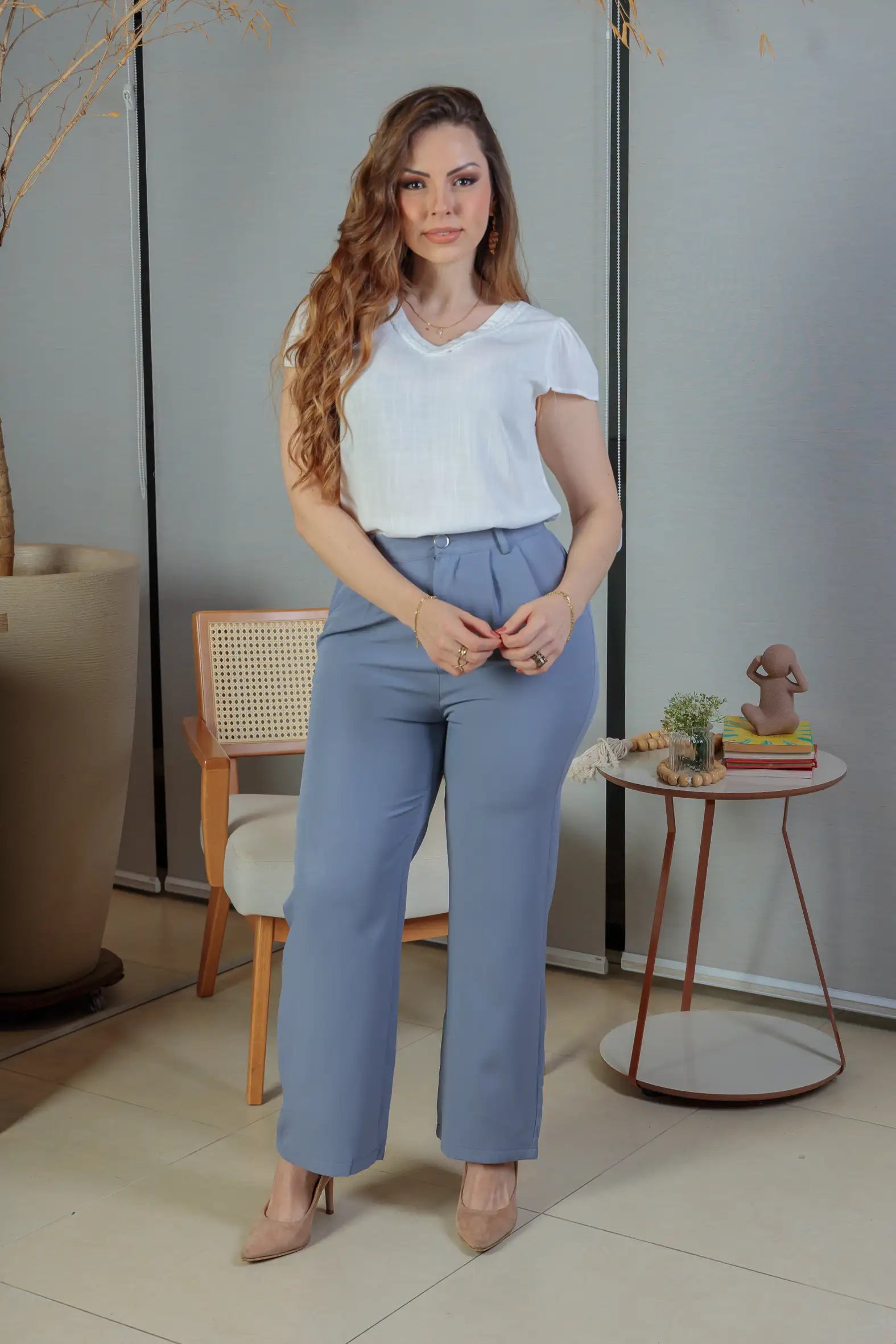 Conjunto: Blusa Manga Curta Detalhe Gola Trançada Visco-linho Leila Branca + Calça Pantalona Crepe Milano Detalhe Botão Encapado Elena Azul