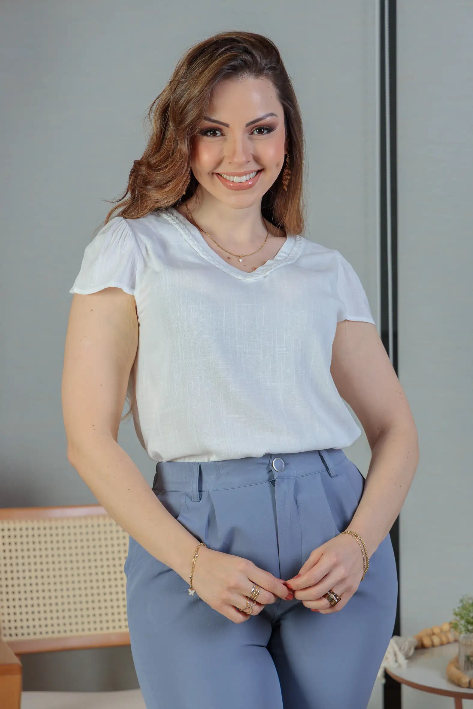Blusa Manga Curta Detalhe Gola Trançada Visco-linho Leila Branca