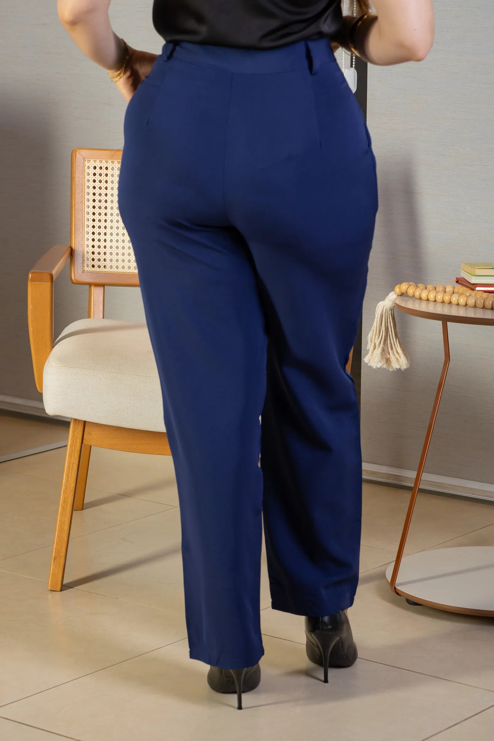 Calça Corte Reto Alfaiataria Detalhe Bolso Adriana Esteves Azul Marinho