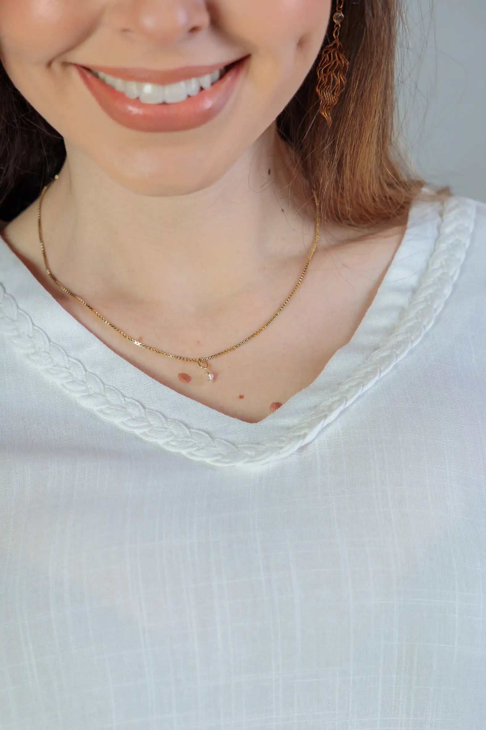 Blusa Manga Curta Detalhe Gola Trançada Visco-linho Leila Branca