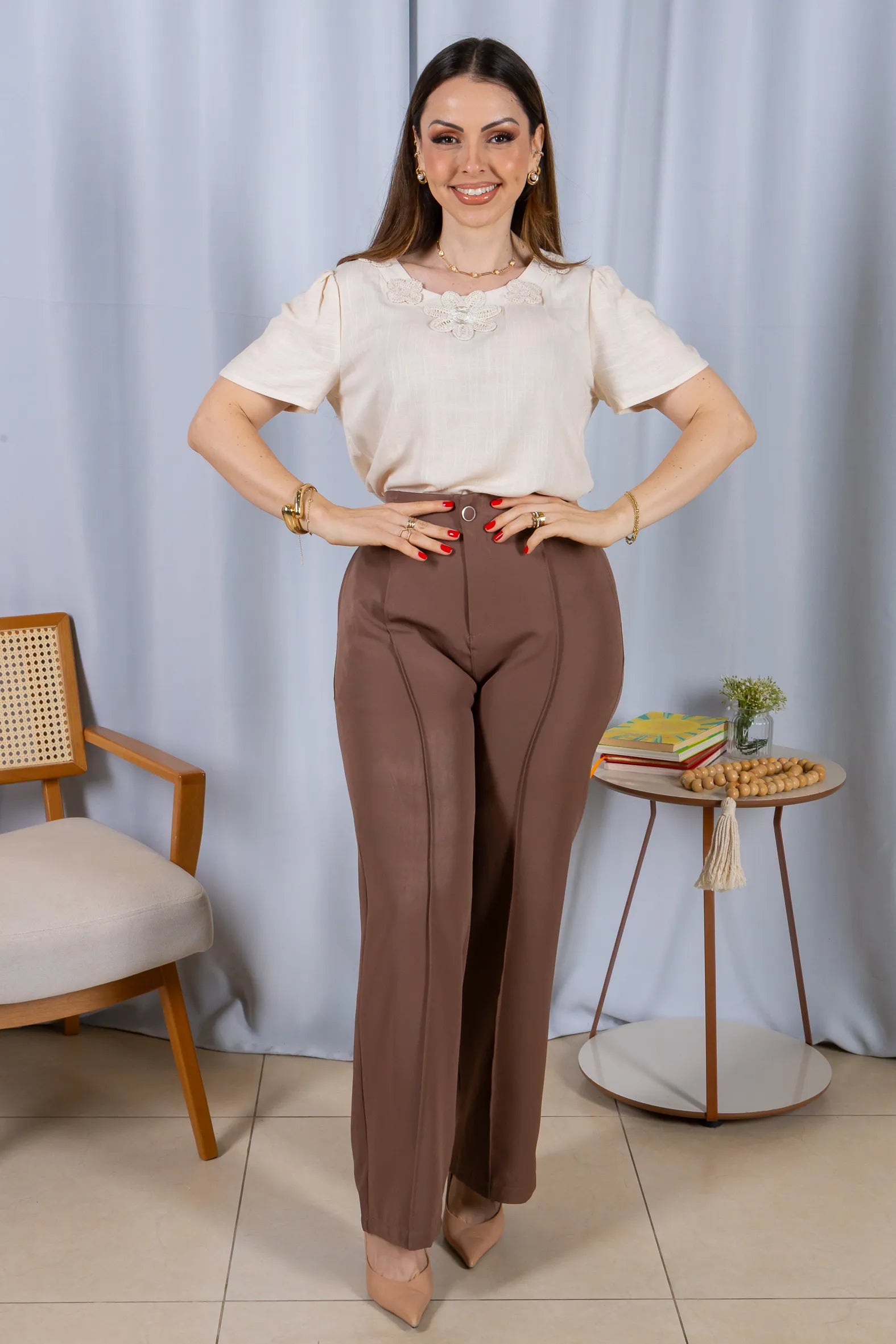 Calça Pantalona Alfaiataria Botão Encapado Margareth Marrom