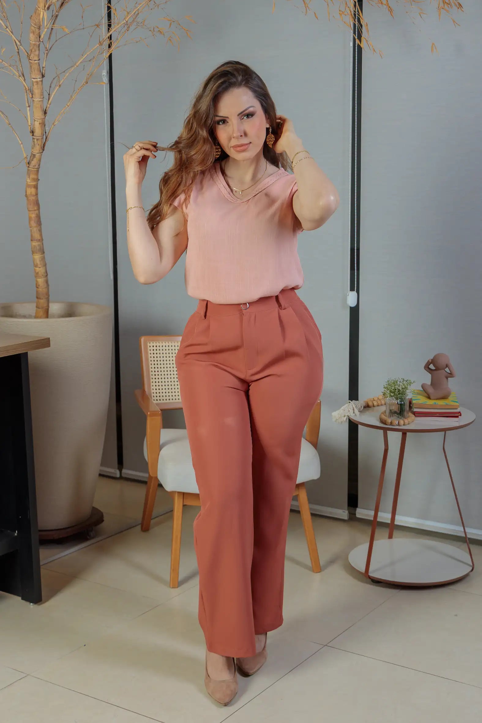 Conjunto: Blusa Manga Curta Detalhe Gola Trançada Visco-linho Leila Rosa + Calça Pantalona Crepe Milano Detalhe Botão Encapado Elena Terracota
