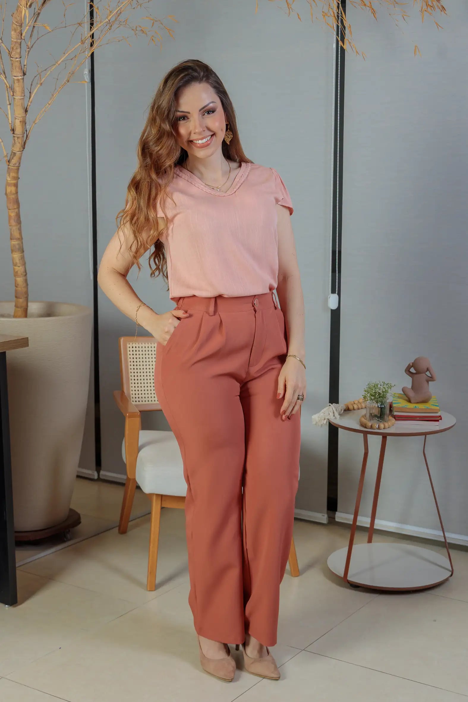Conjunto: Blusa Manga Curta Detalhe Gola Trançada Visco-linho Leila Rosa + Calça Pantalona Crepe Milano Detalhe Botão Encapado Elena Terracota