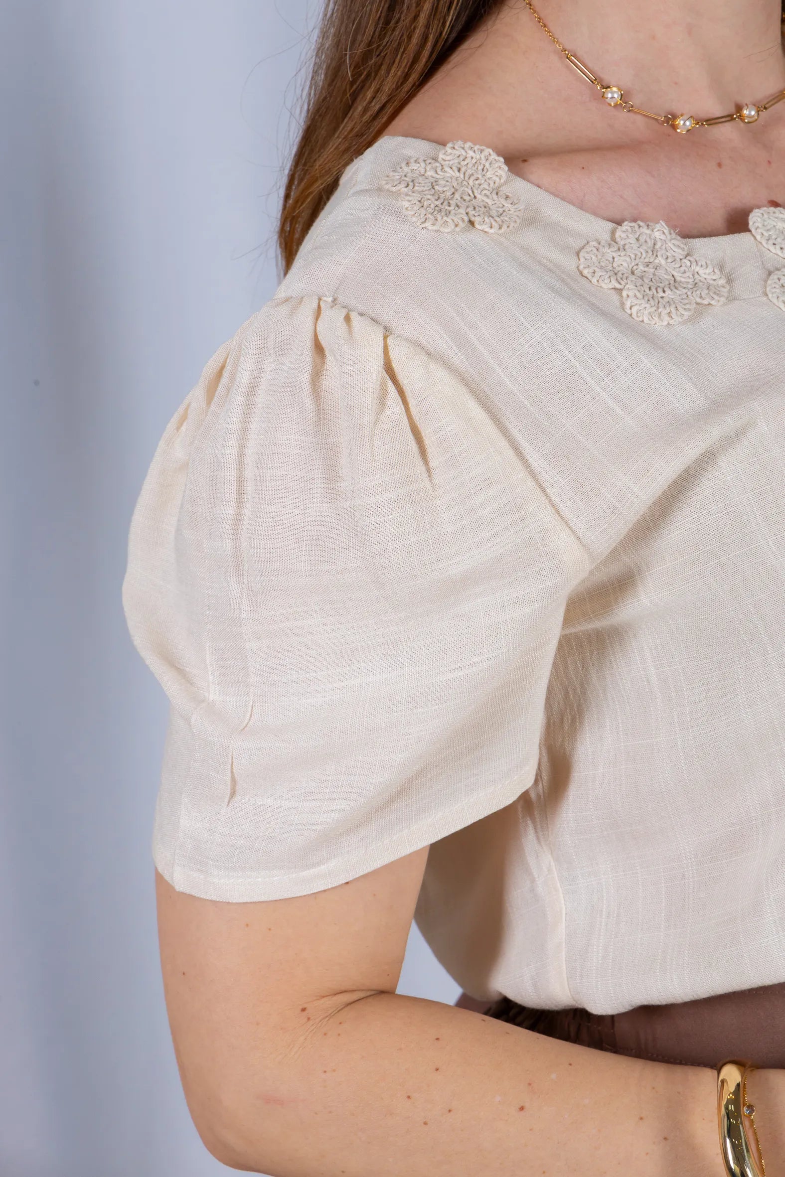 Blusa Manga Curta Colo Bordado Flores Visco Linho Elaine Bege