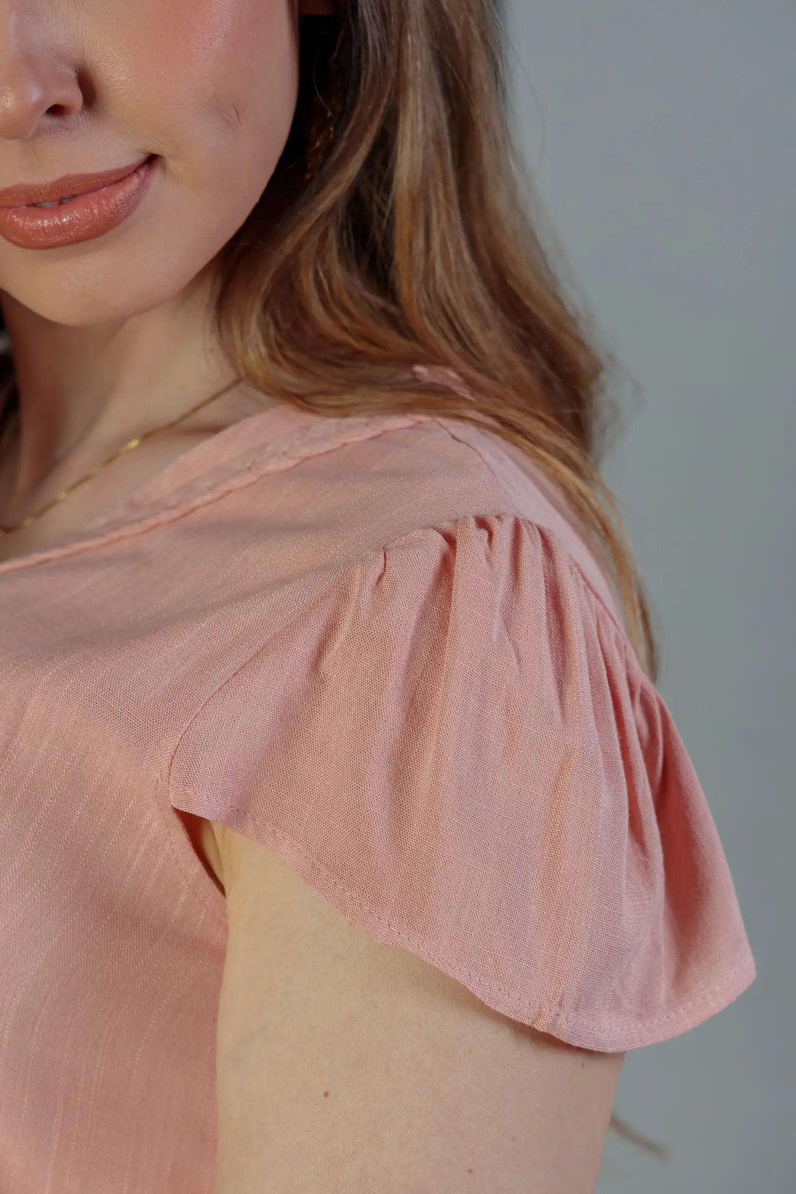 Blusa Manga Curta Detalhe Gola Trançada Visco-linho Leila Rosa
