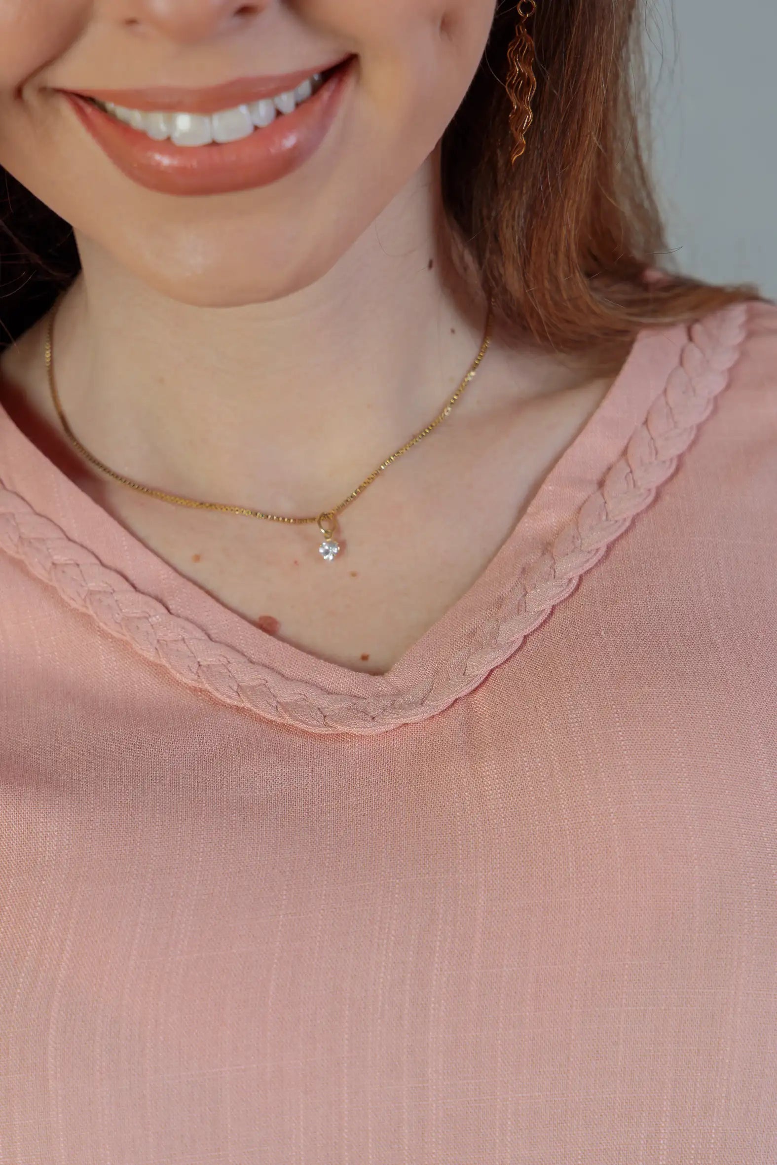 Blusa Manga Curta Detalhe Gola Trançada Visco-linho Leila Rosa