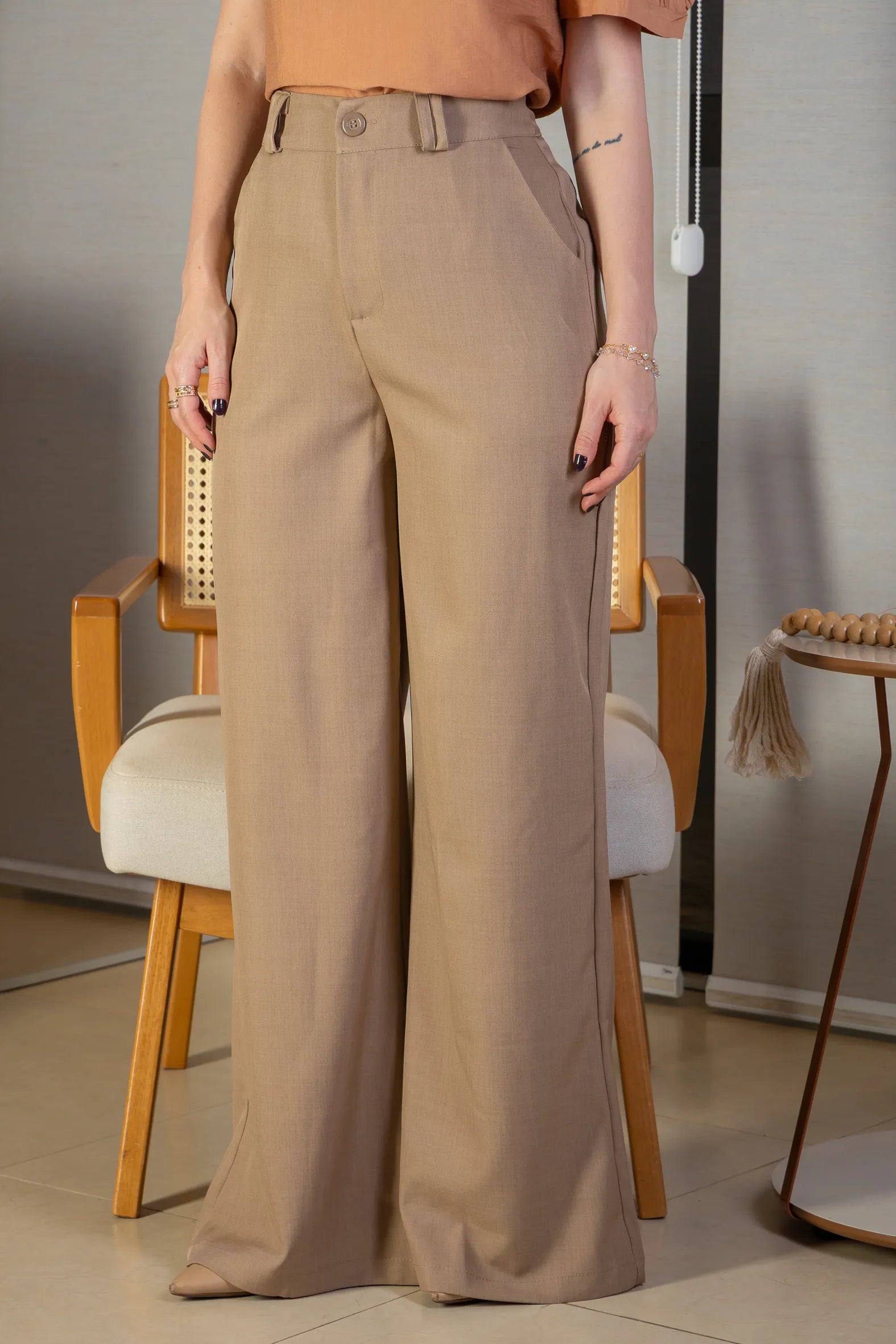 Calça Pantalona Alfaiataria Lux Detalhe Passador Grazi Massafera Bege