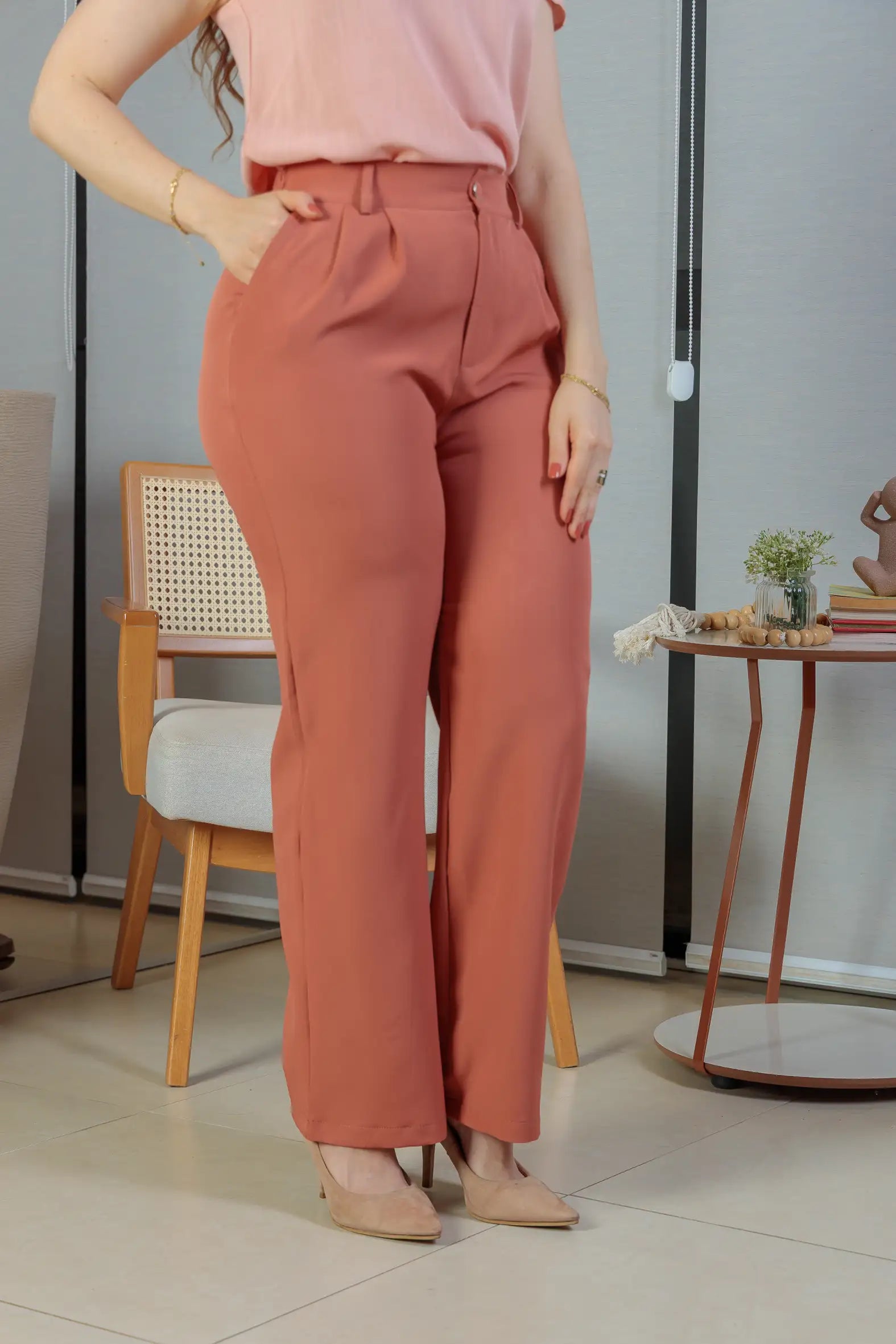 Calça Pantalona Crepe Milano Detalhe Botão Encapado Elena Terracota