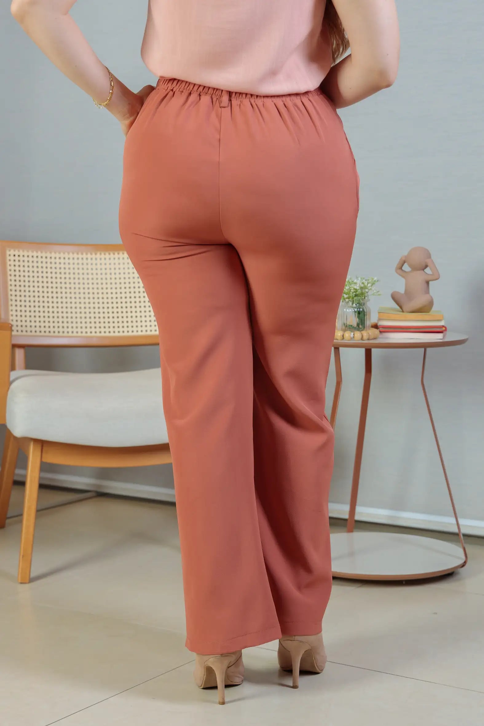 Calça Pantalona Crepe Milano Detalhe Botão Encapado Elena Terracota