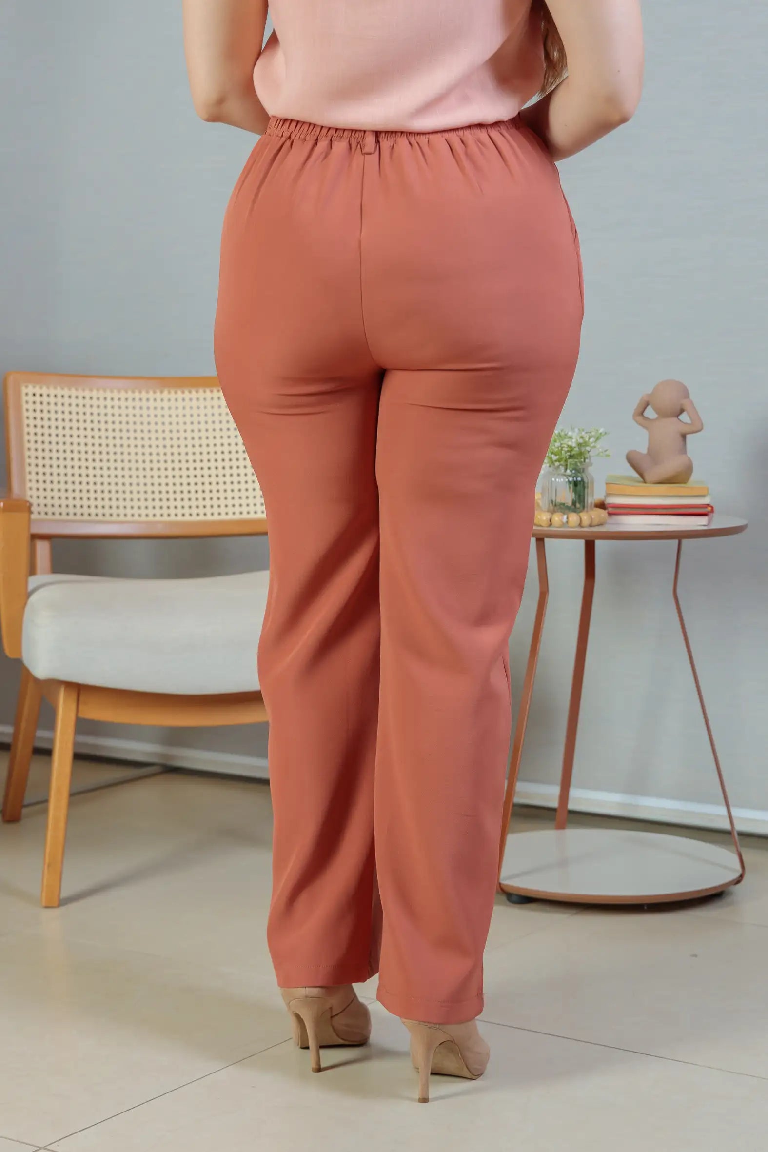 Calça Pantalona Crepe Milano Detalhe Botão Encapado Elena Terracota