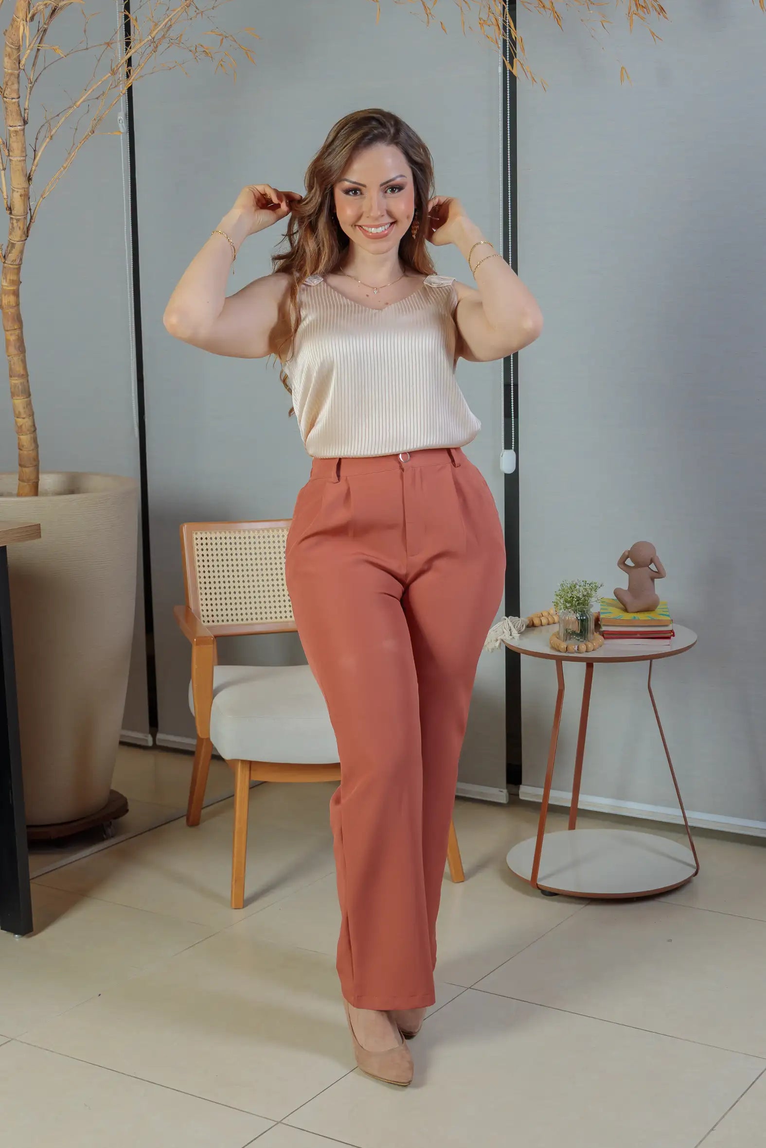 Conjunto: Blusa Regata Detalhe Alça Botão Crepe Acetinado Jade Rose + Calça Pantalona Crepe Milano Detalhe Botão Encapado Elena Terracota