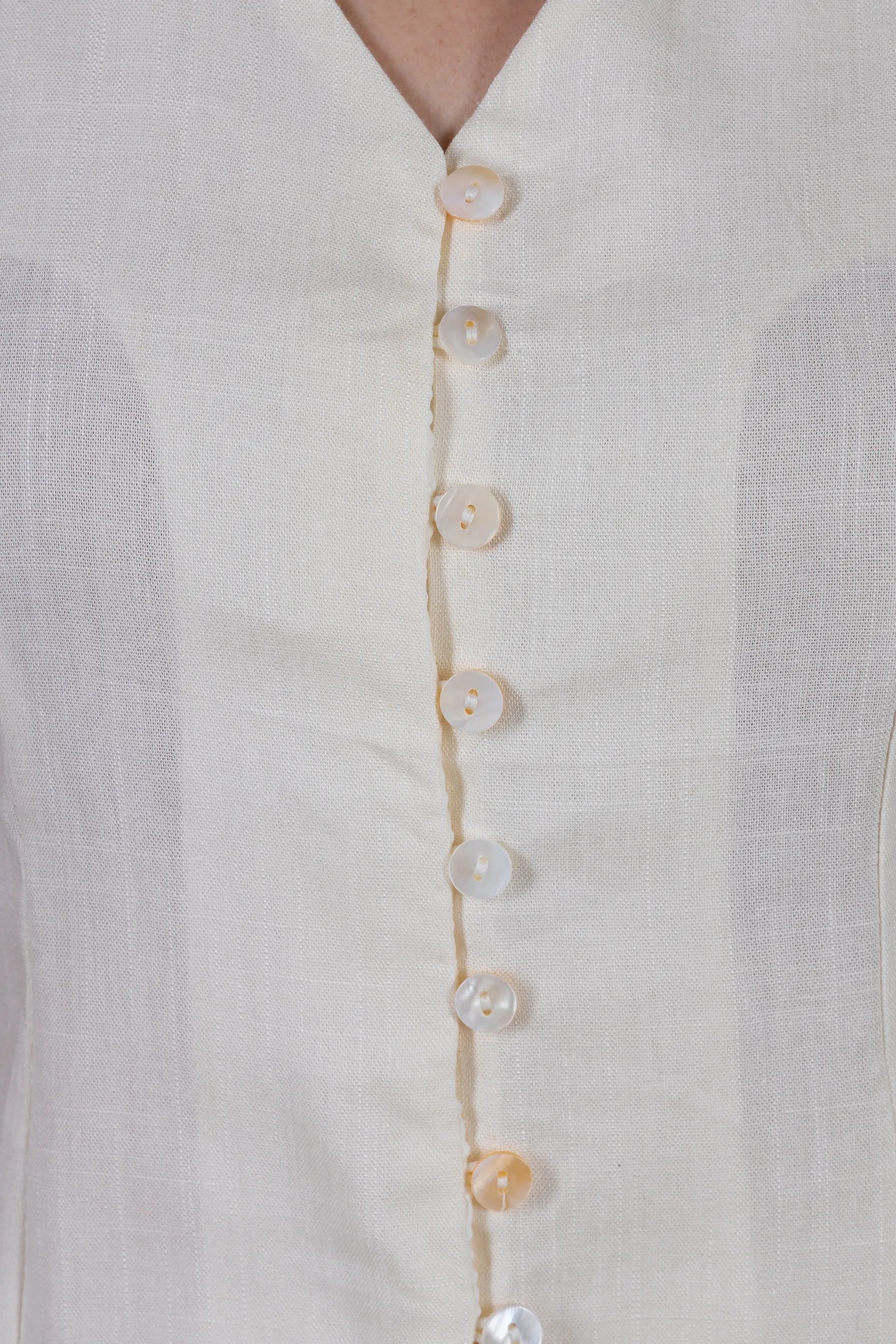 Camisa Regata Detalhe Botões Visco Linho Flávia Branca