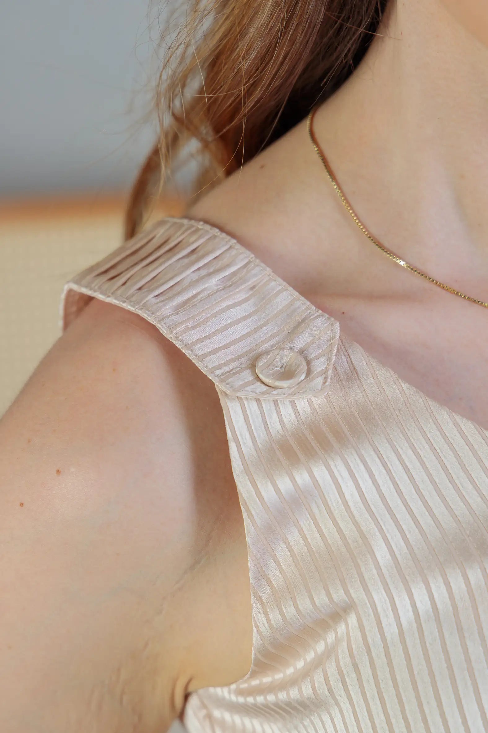 Blusa Regata Detalhe Alça Botão Crepe Acetinado Jade Rose