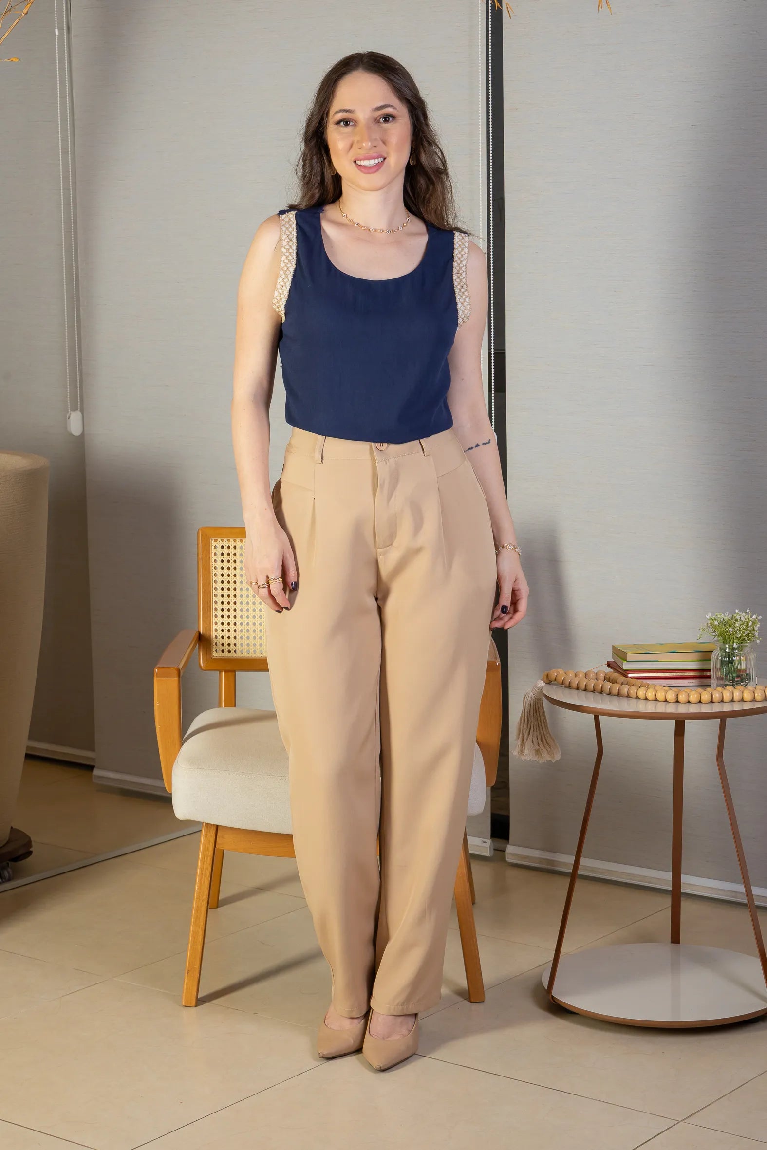 Conjunto: Blusa Regata Detalhe Bordado Visco-linho Ana Maria Braga Azul Marinho + Calça Corte Reto Alfaiataria Detalhe Bolso Adriana Esteves Bege