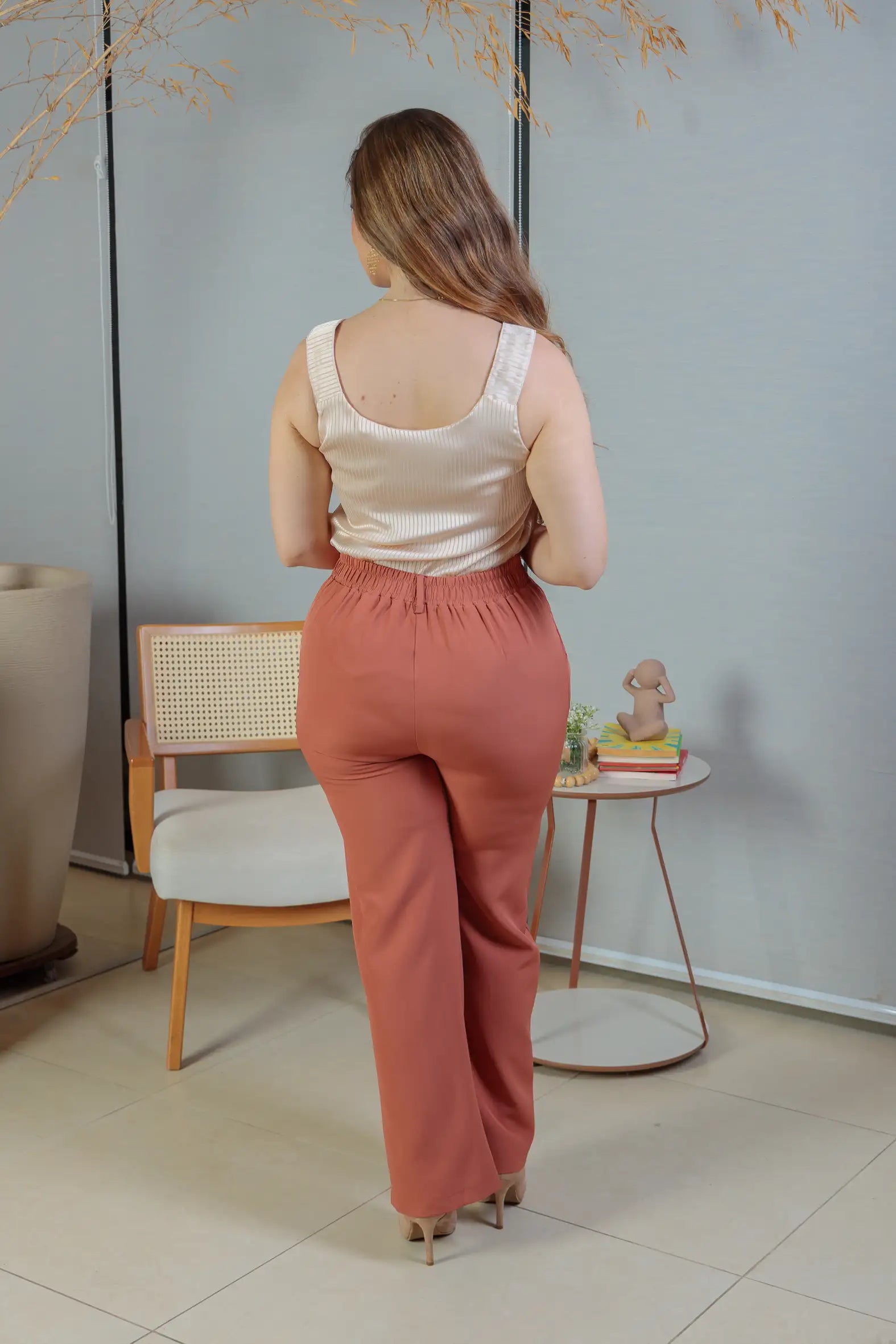 Conjunto: Blusa Regata Detalhe Alça Botão Crepe Acetinado Jade Rose + Calça Pantalona Crepe Milano Detalhe Botão Encapado Elena Terracota