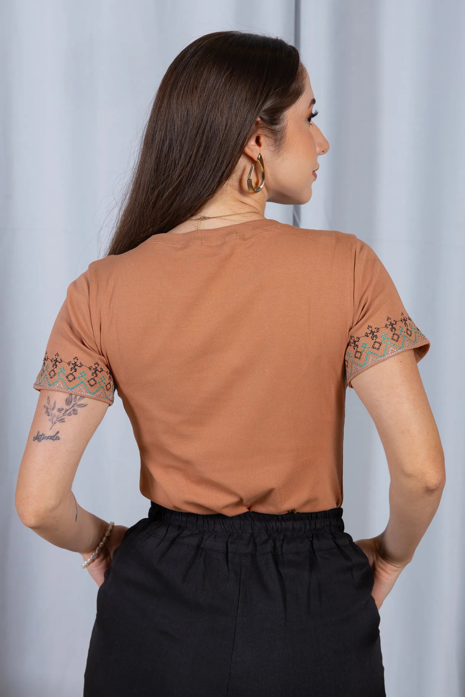 Blusa Manga Curta Cotton Lycra Detalhes Bordados Marina Marrom