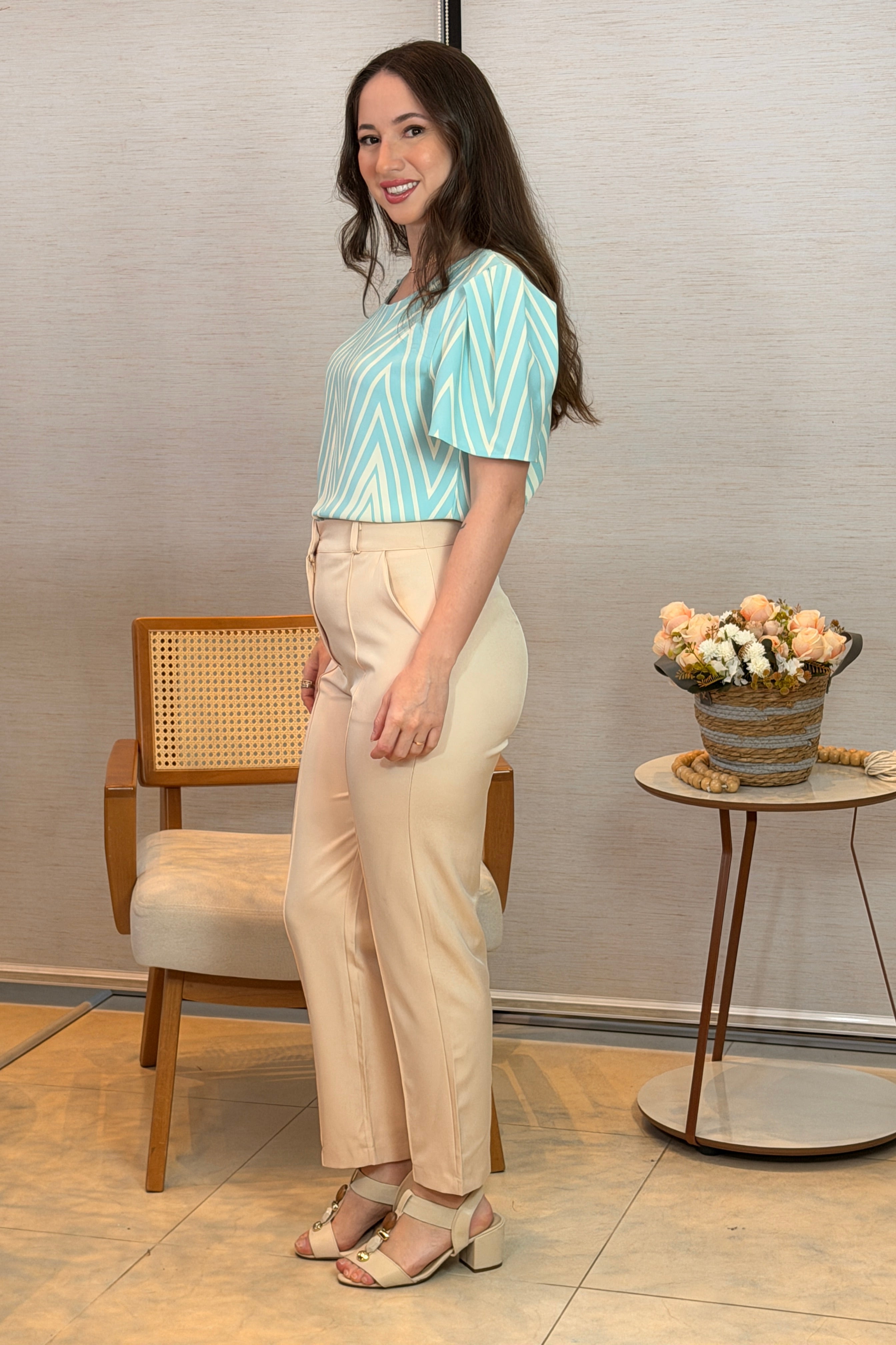 Conjunto: Blusa Manga Curta Crepe Classic Estampa Chevron Claudia Ciano + Calça em Alfaiataria Corte Reto com Friso e Botão Encapado Silvia Creme