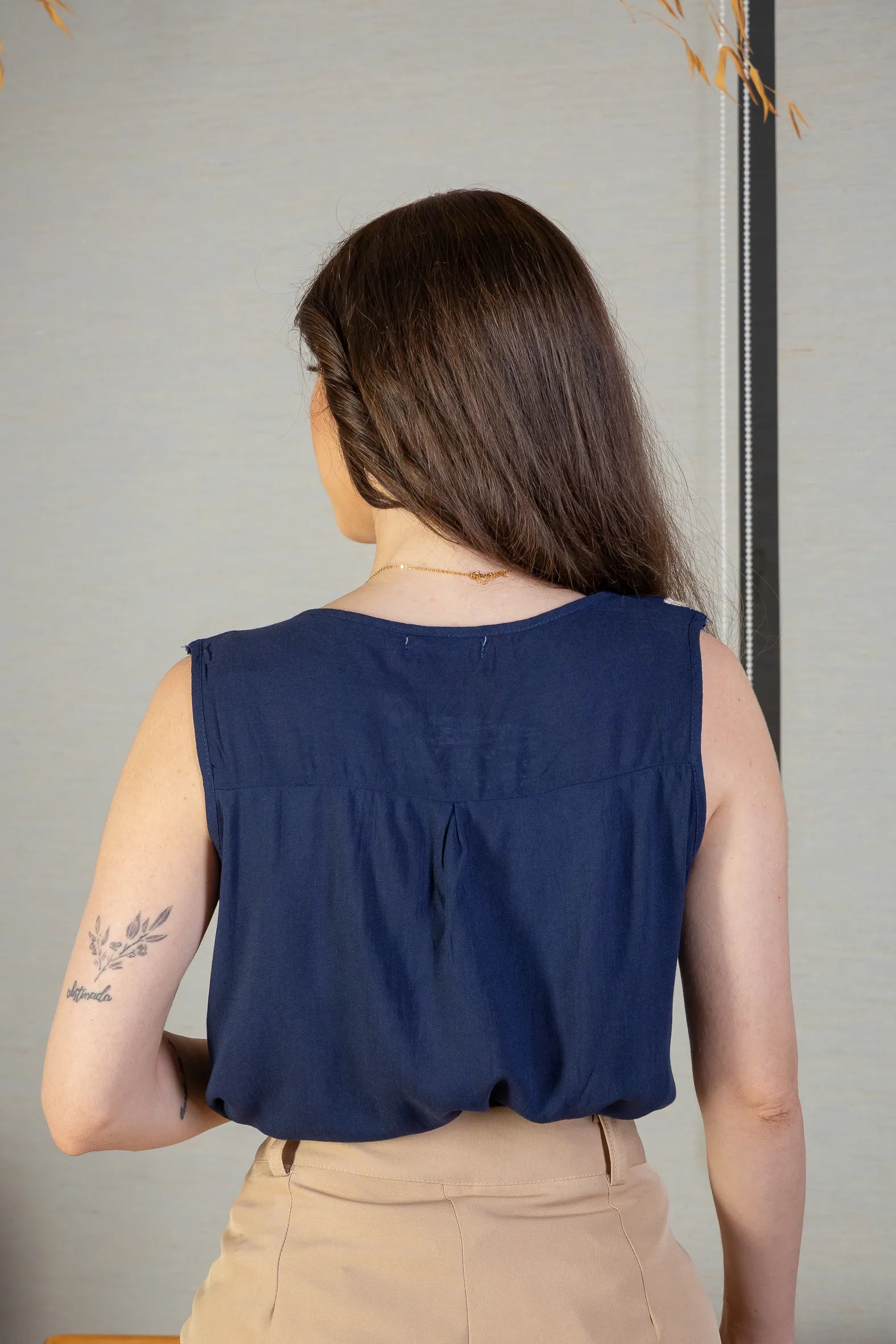 Blusa Regata Detalhe Bordado Visco-linho Ana Maria Braga Azul Marinho