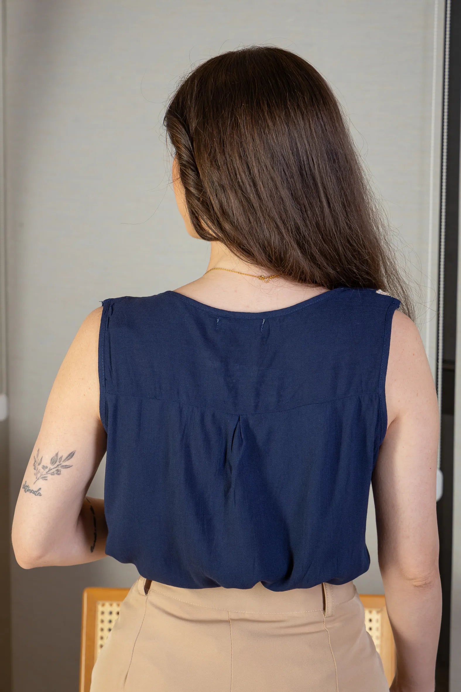 Blusa Regata Detalhe Bordado Visco-linho Ana Maria Braga Azul Marinho