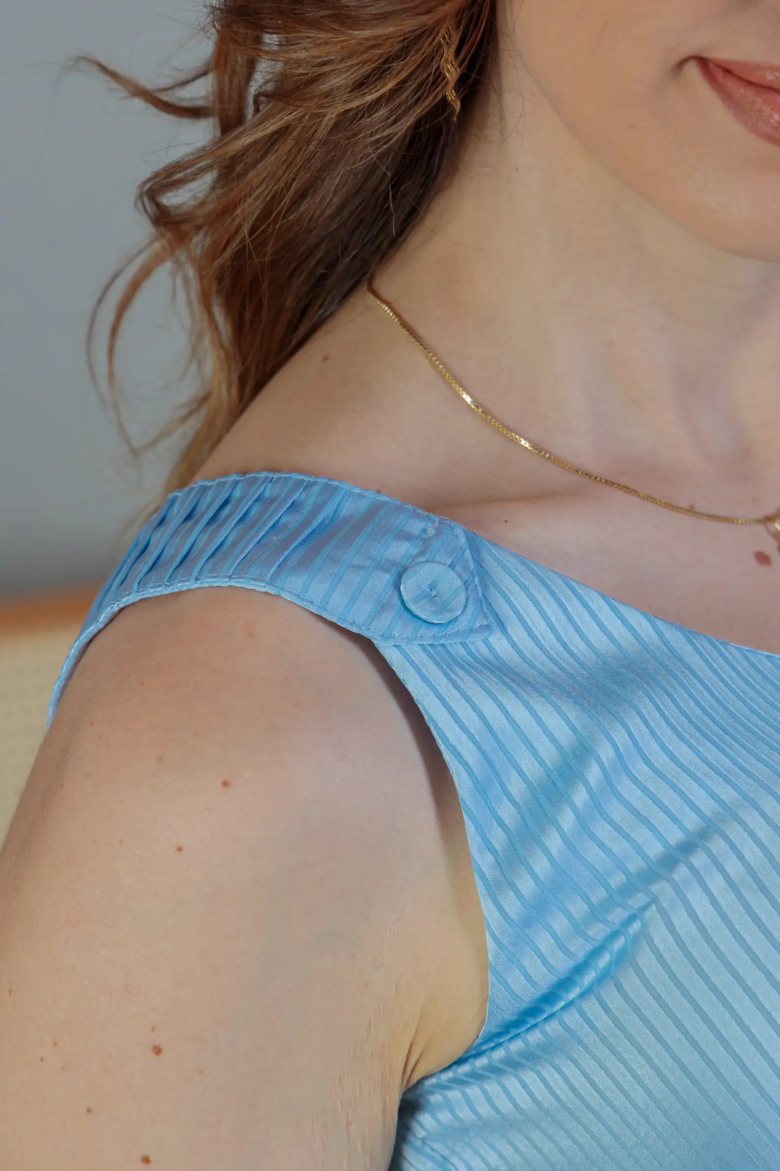 Blusa Regata Detalhe Alça Botão Crepe Acetinado Jade Azul