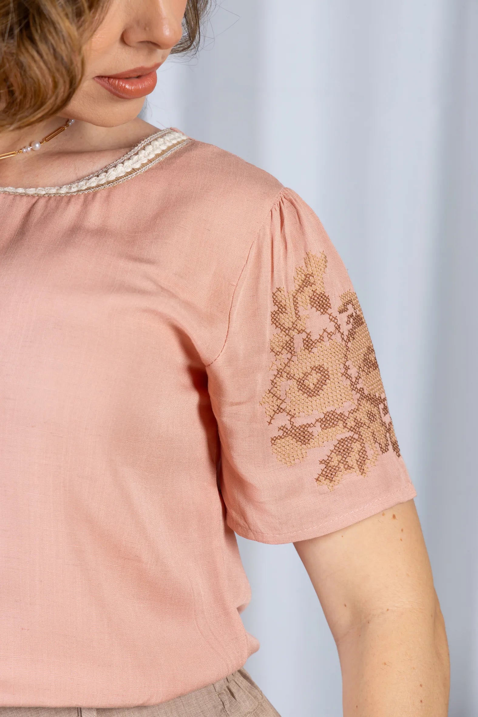 Blusa Manga Curta Visco-Linho Detalhes Bordados Marcela Rosa