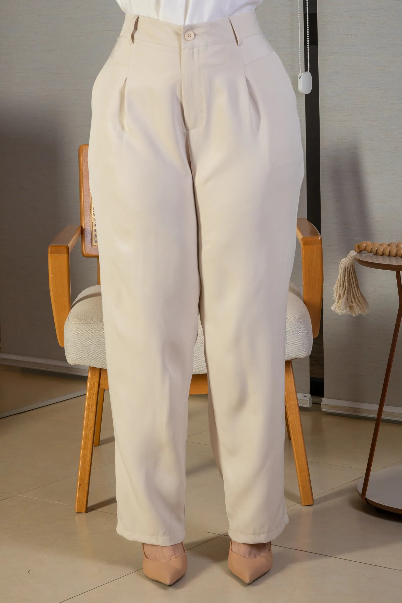 Calça Corte Reto Alfaiataria Detalhe Bolso Adriana Esteves Creme