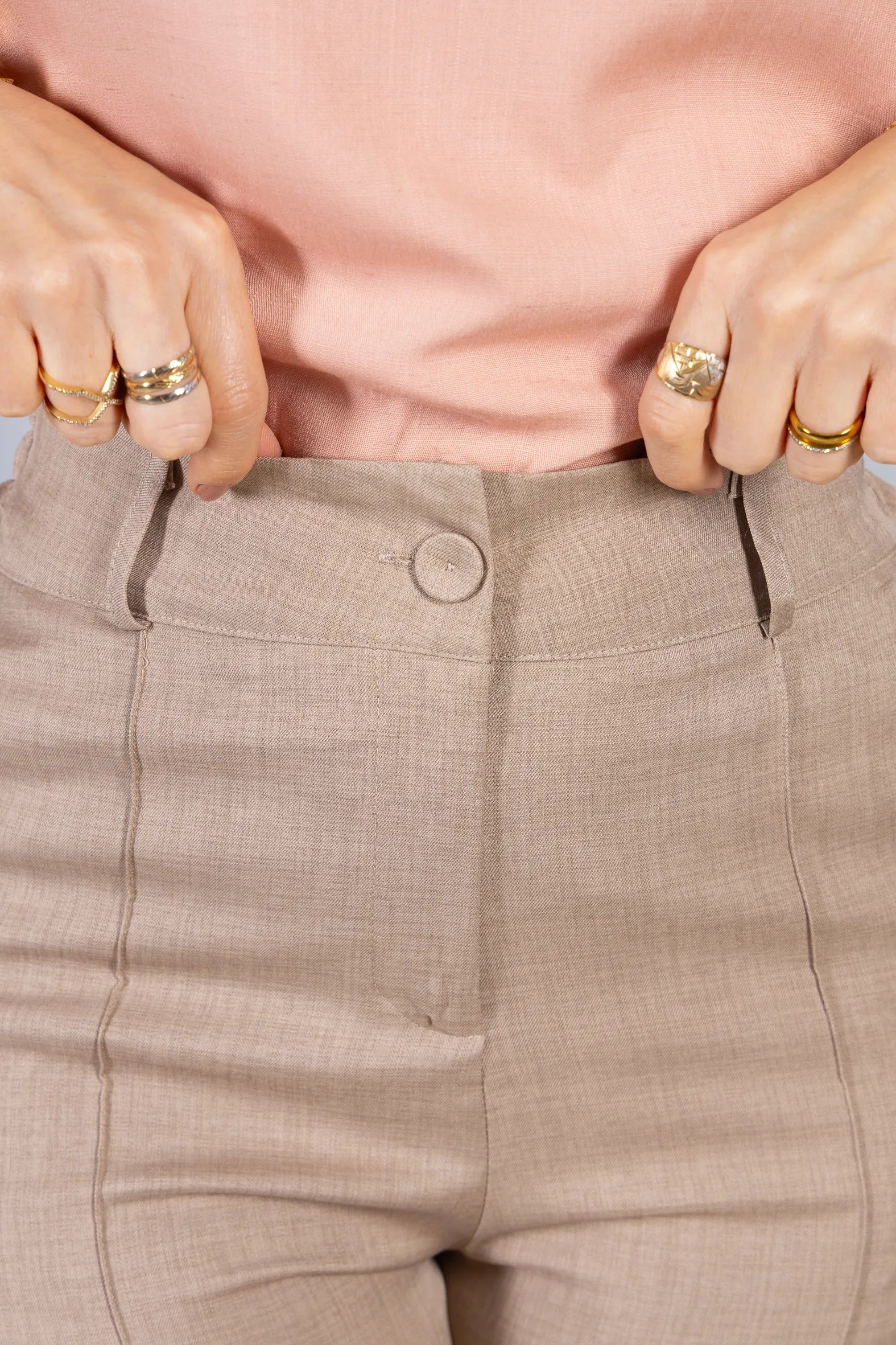 Calça Corte Reto Cotton Alfaiataria Lisse Detalhe em Friso Ariane Caqui