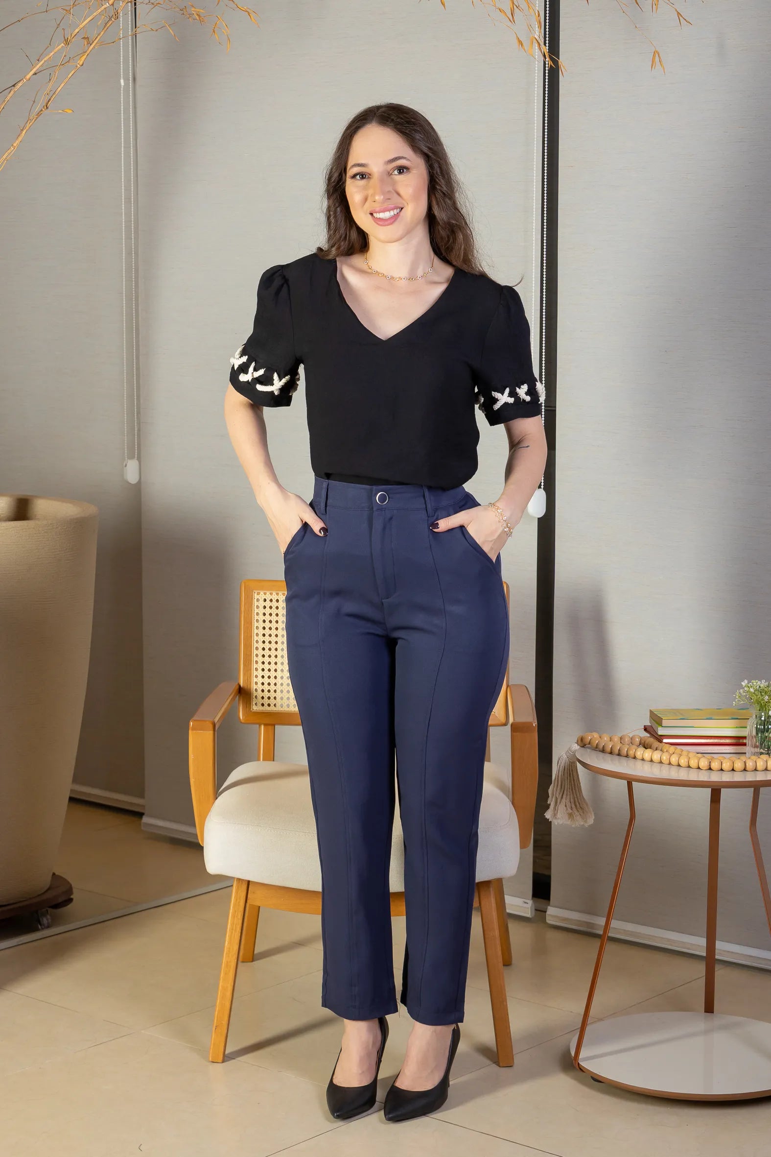 Calça Corte Reto Detalhe Friso Crepe Milano Eliana Bezerra Azul Marinho