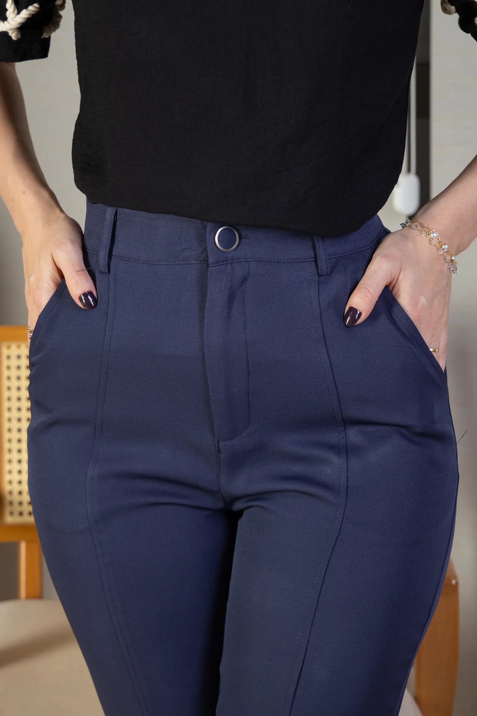 Calça Corte Reto Detalhe Friso Crepe Milano Eliana Bezerra Azul Marinho
